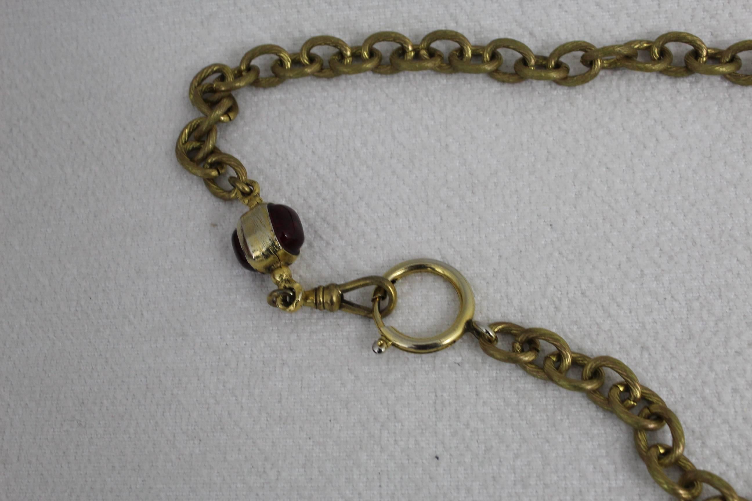Nice Chanel Necklace in golden metaal with 3 beads in metal and glass .

Fait condition (price taakes this into account) as some golden parts shw signs of use anyhow is a super charmin vintage necklace iconic from Chanel 