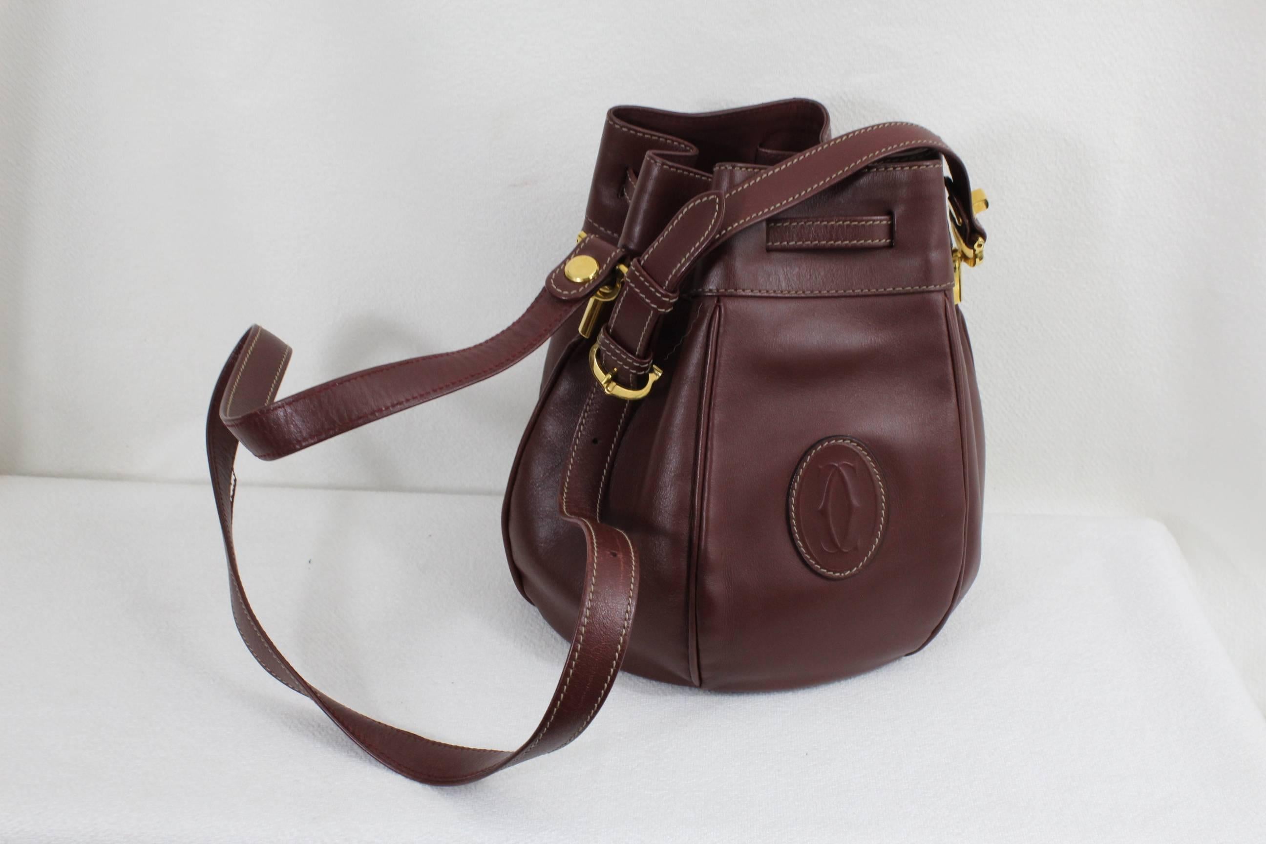 Nice Cartier Bucket Bag in Burgundy Leather and Interor in Linen.

This modle has been edited again by Cartier at a price of more than 1600$

Really good condition.

Size 19x23 cm

Sold with Catier Dust Bag