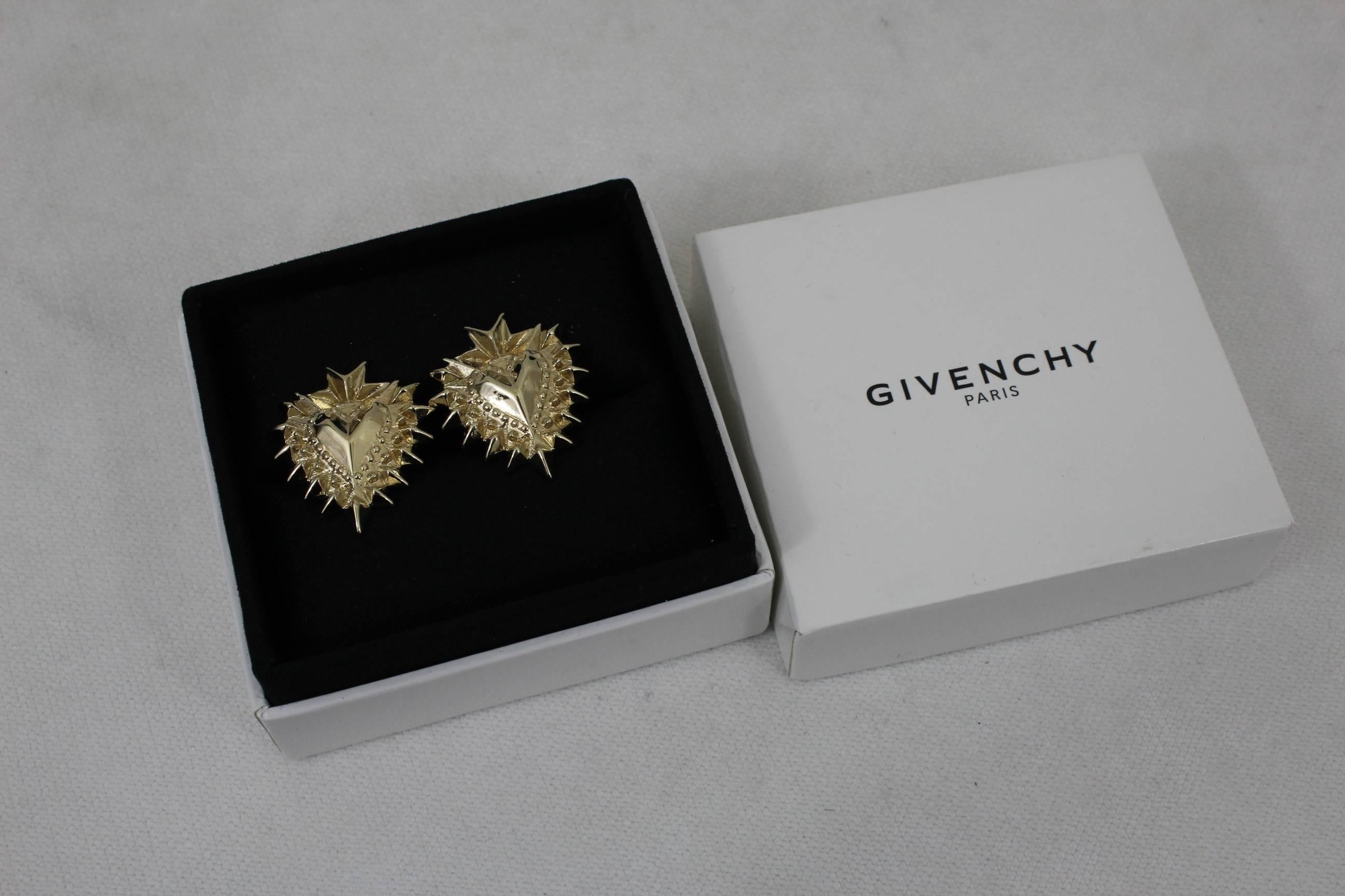 Nice pai of steel cufflinks of Givenchy with box.