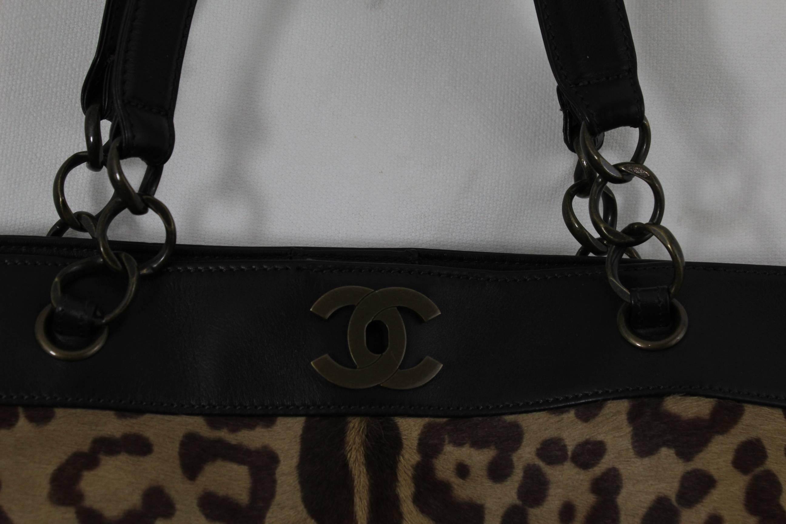 Nice Chanel Bag fom nearly 20003 in Calfskin leathe and brown leather.

Double CC magnetic clasp.

Interior in nylon

No card or hologramme bu cerify 100% authentic Chanel