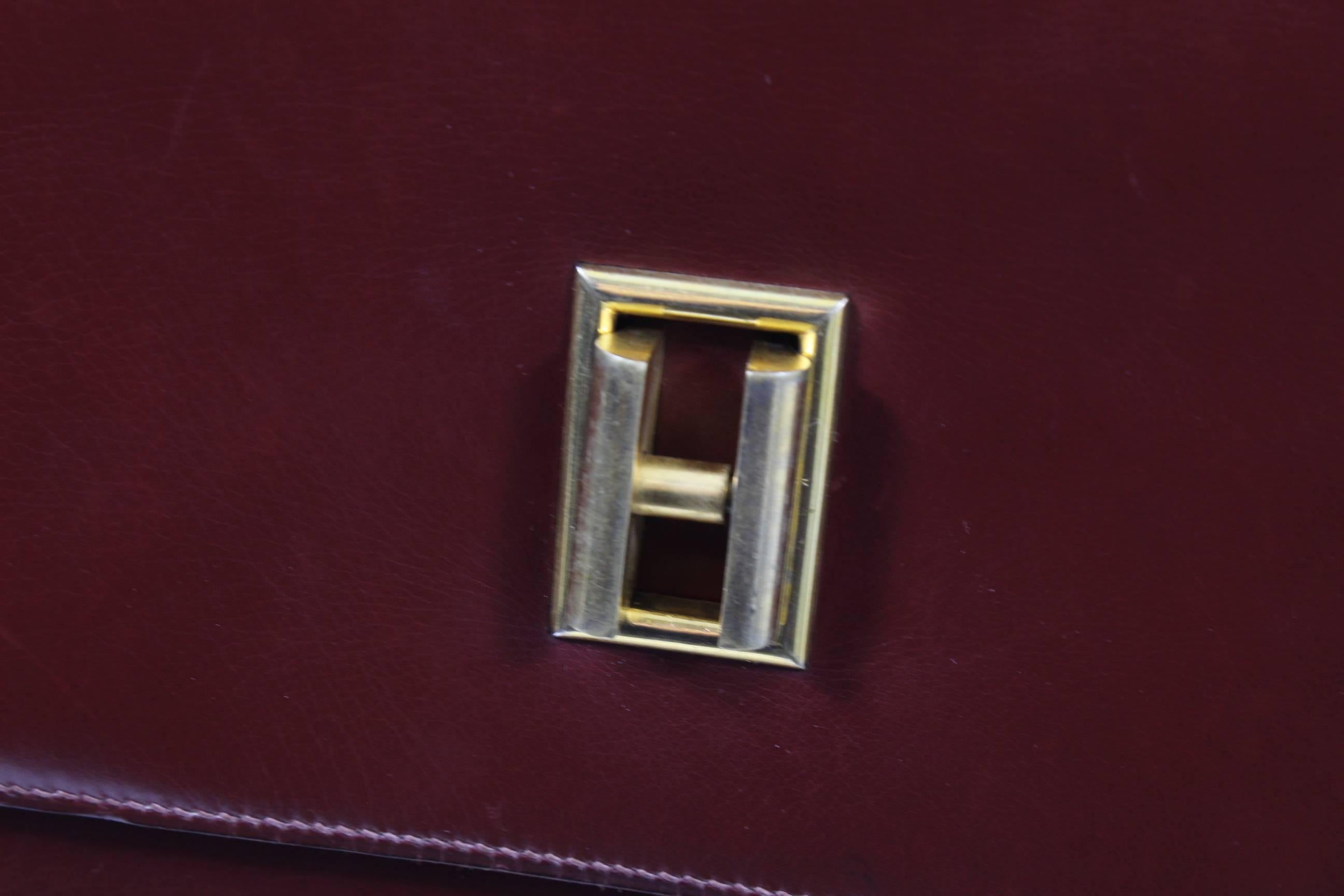 Rreally nice Vintage hermes bag in Bugundy Box leather.

Signature inside 24 Fbg St honoré so the bag is fom before 1950.

Bag in really good vintage condition, leather is not cracked and stiches are in really good condition.

Just a small tear in