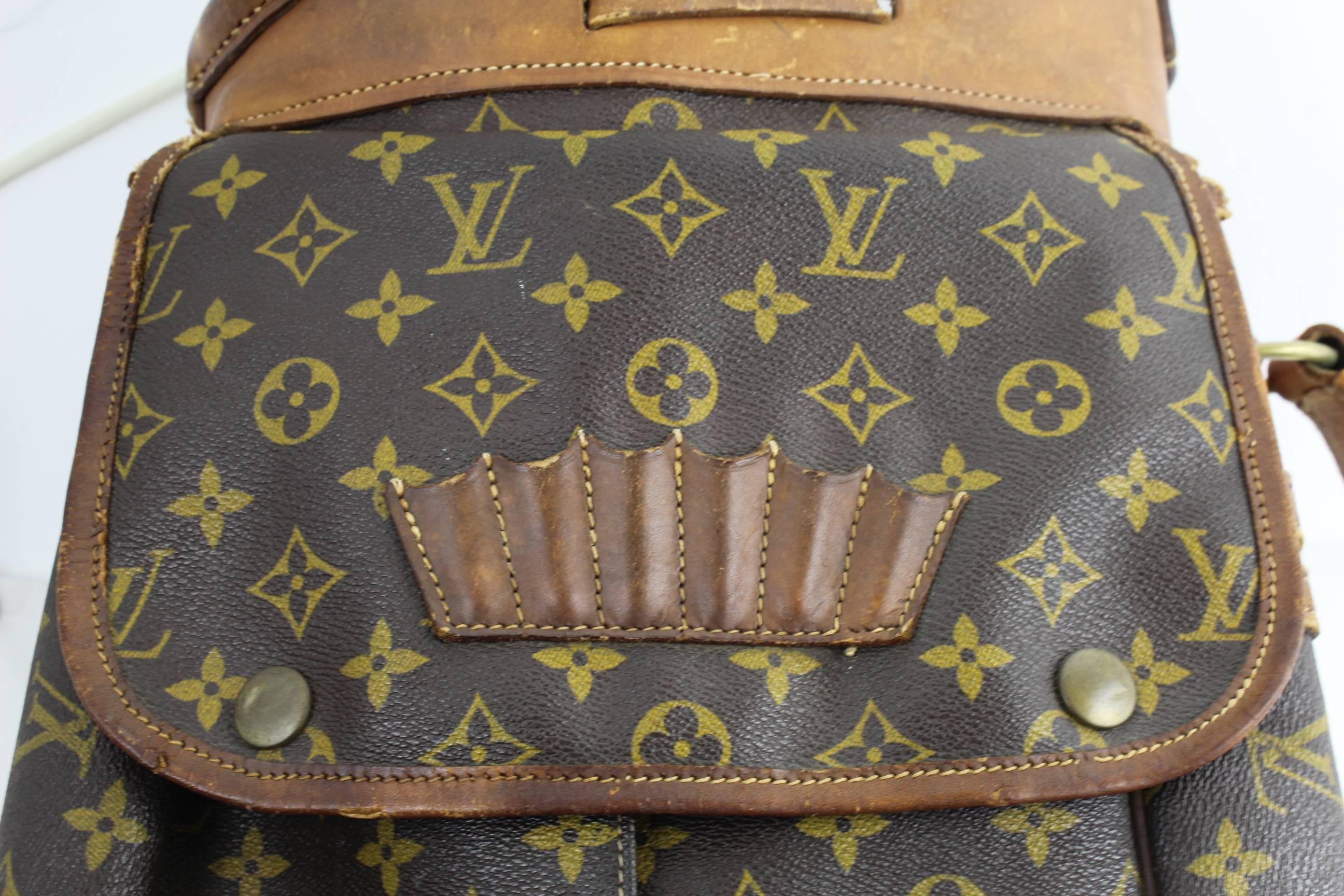 Really Vintage Louis Vuitton Golf Club bag in monogram canvas and leather.

This bag is in fait condition with a intense use but till nice for decoration or still use it  (handle in good condition) Some leather parts has gone
height 32 inches