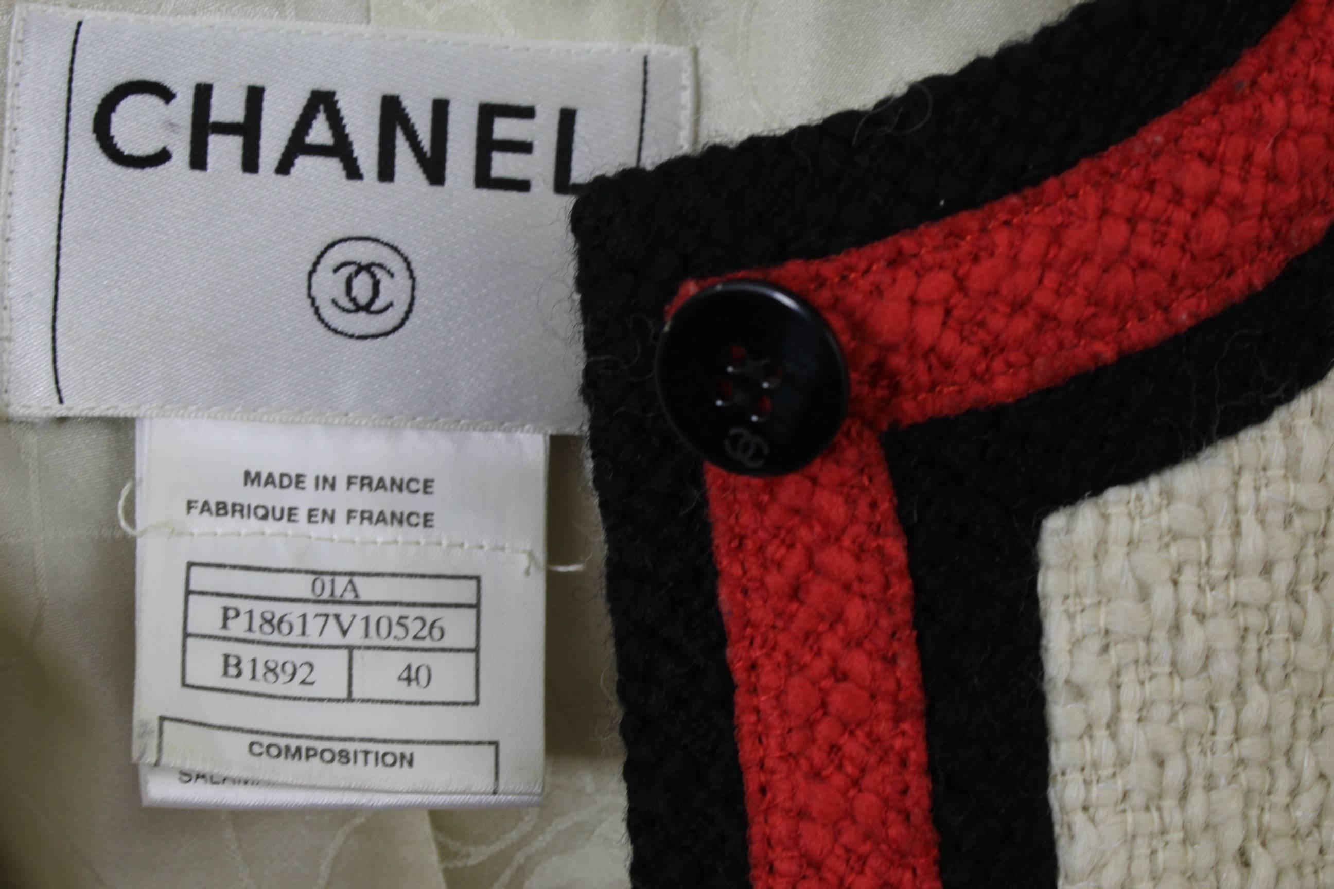 Really ncie short jacket form Chanel 2001 Collection

In red and white/beige tweed

Excellent condition.

Size 40