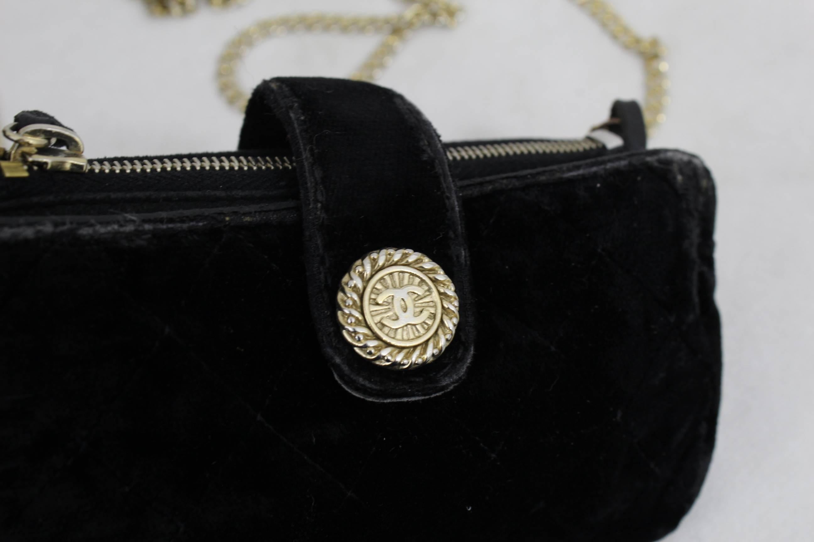 Nice Vintage Chanel Medaillon Micro velvet Bag with golden chain.

Vintage bag iss fair/good condition, no major defect but signs of wear.

One zipped pocket 

Size 5.5x3 inches