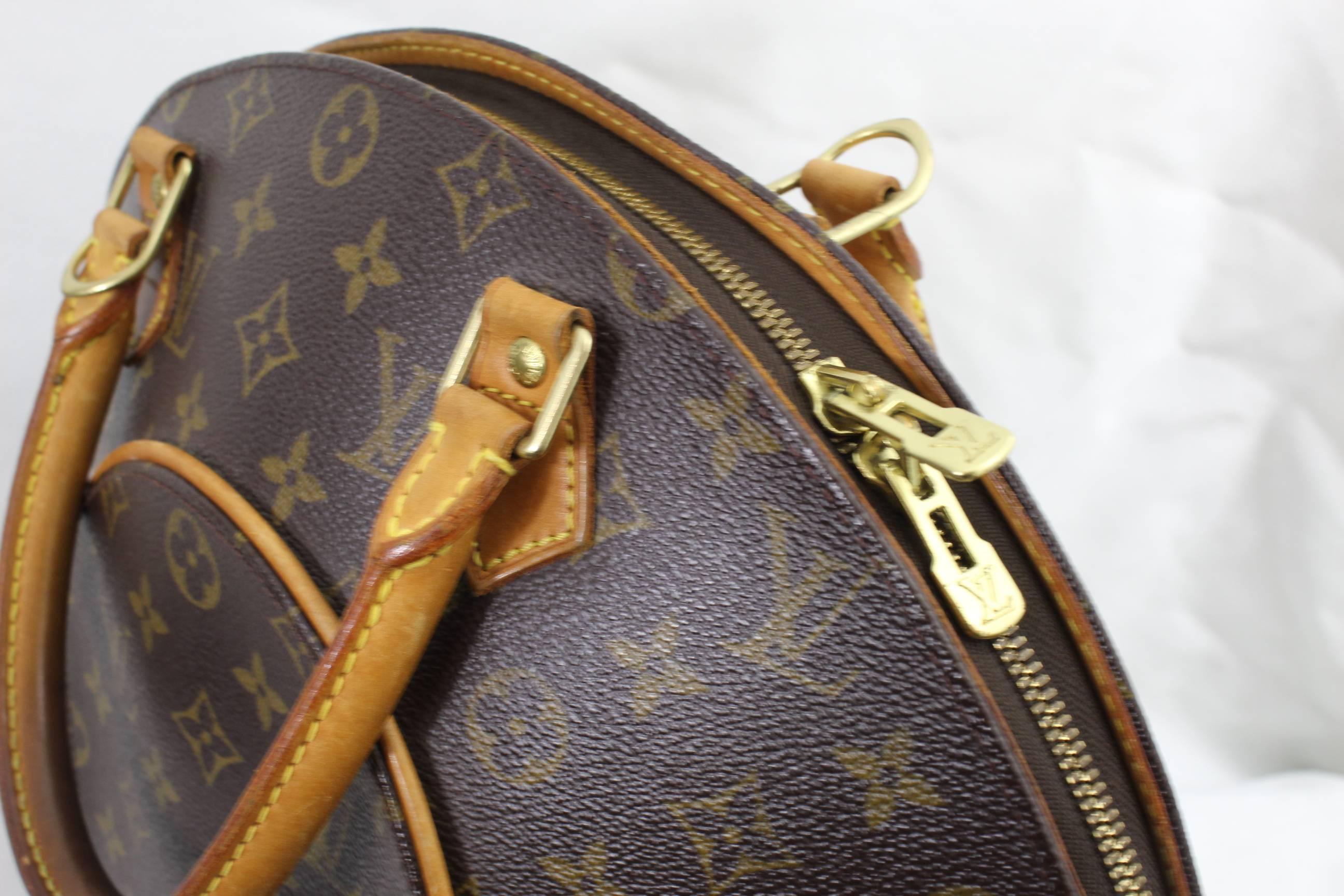 Nice Louis Vuitton Ellipse Handbag in Monogram Canvas.


Good condition but it presents some signs of use due to its previous life, patina in the handles and some small stains inside.

Canvas and corner in good condition.

Size 16x12 inches