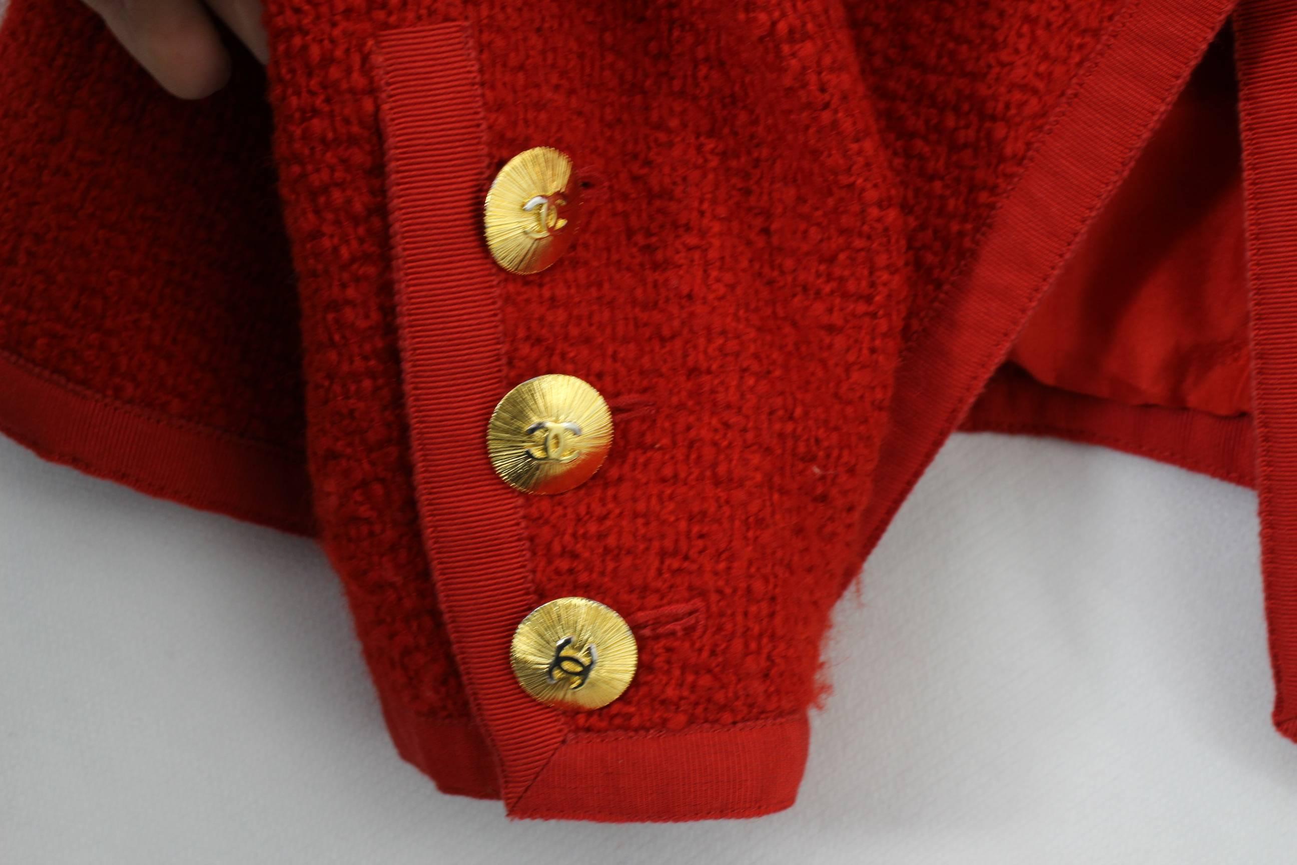 Vintage Short Chanel Jacket in Red Tweed with Golden Buttons. Size 38 F 1