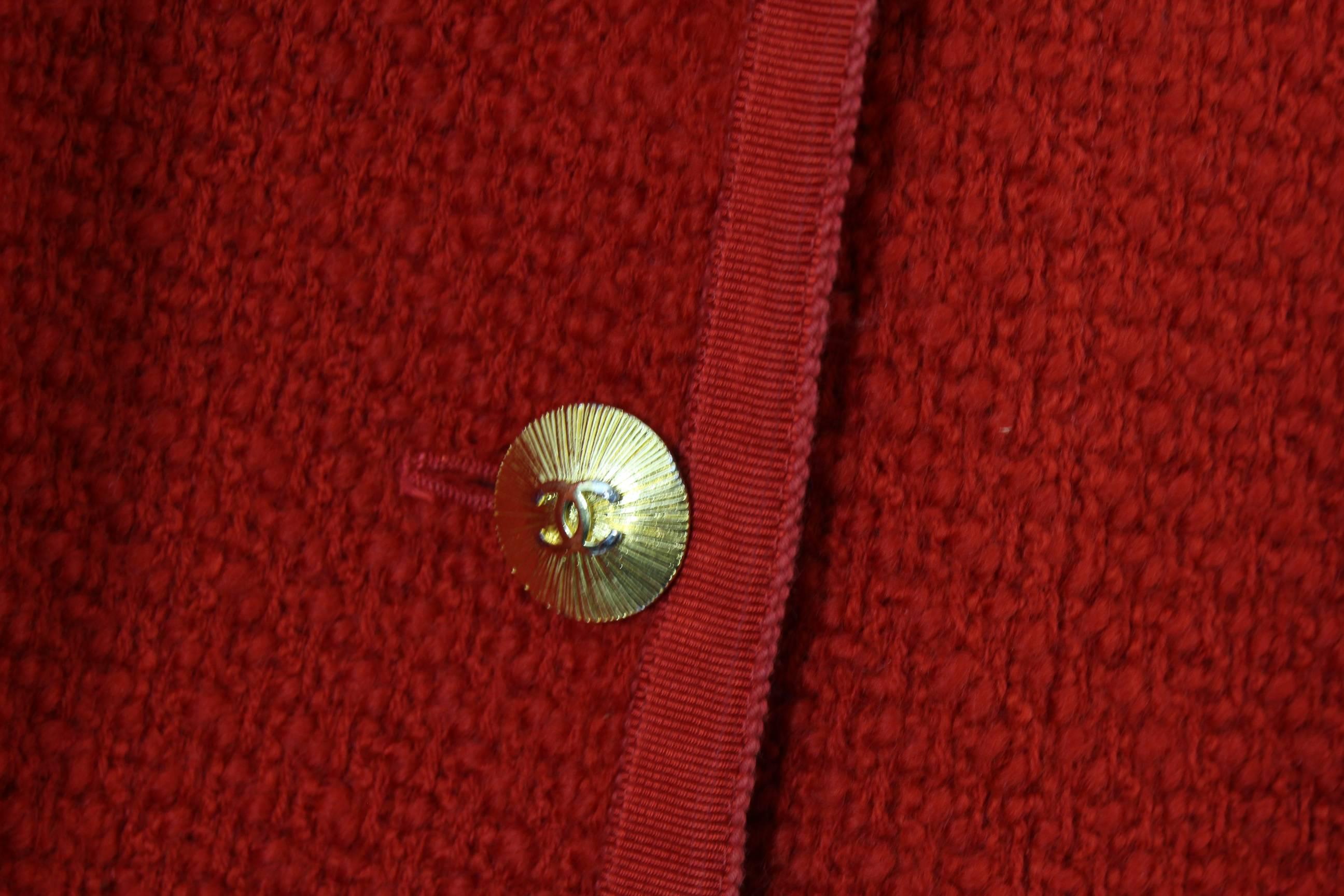 Vintage Short Chanel Jacket in Red Tweed with Golden Buttons. Size 38 F In Good Condition In Paris, FR