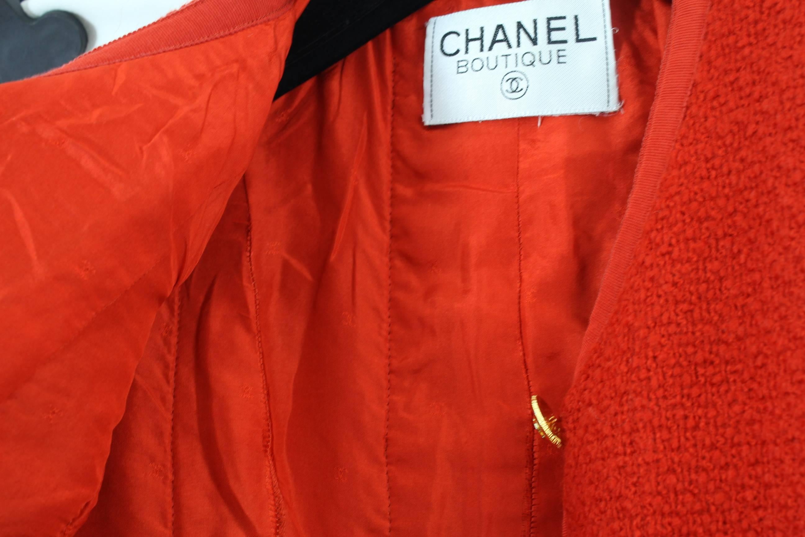 Vintage Short Chanel Jacket in Red Tweed with Golden Buttons. Size 38 F 2