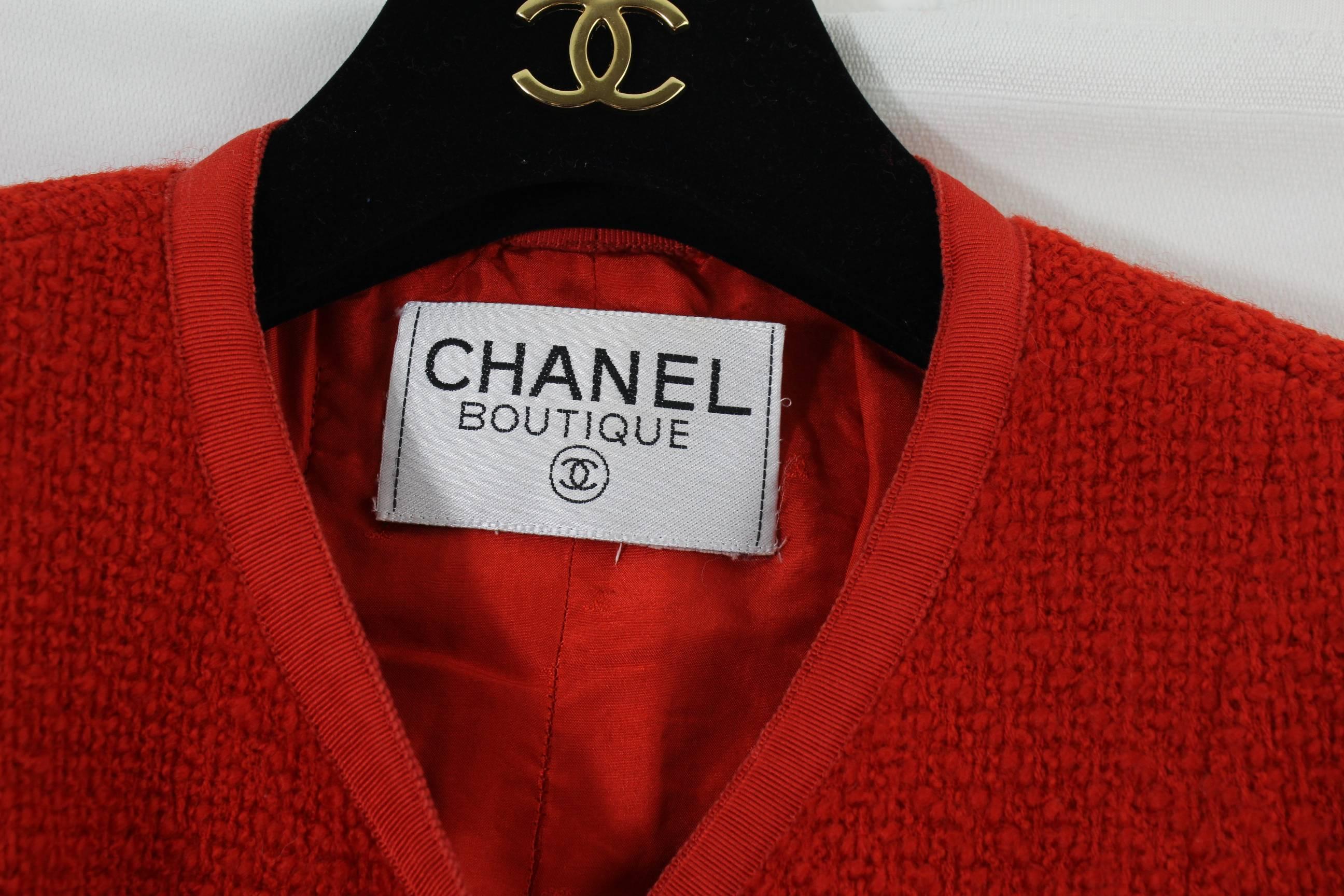 Really nice vintage Chanel jacket in red tweed and golden buttons.

Shorrt jacket really elegant with an stunning color.

Frol shoulder to shoulder 36 cm but it fit a 38 french.

Won but in lovely vintage condition.