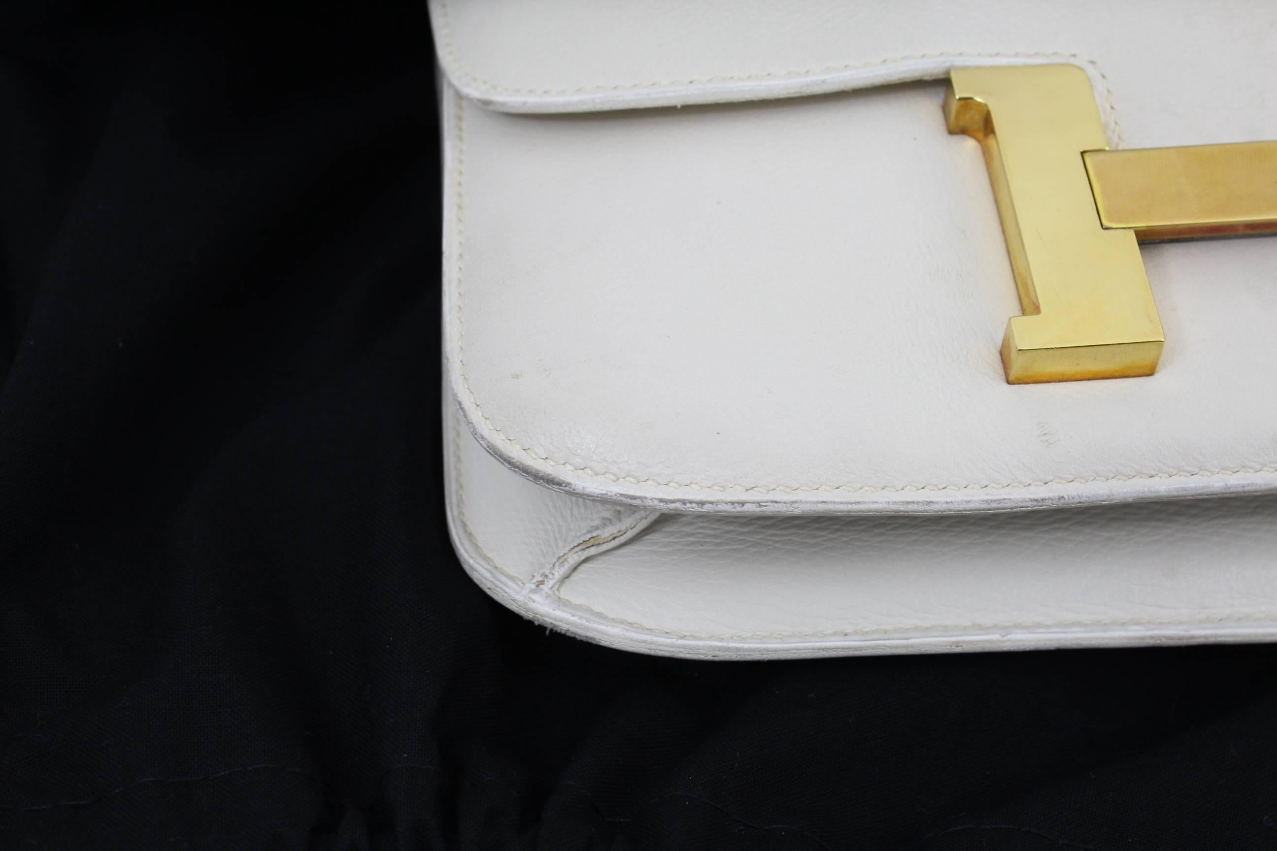 Nice Hermes Constance in white grained leather and golden hardware.
Good vintage condition but it presents some small signs of wear.

No cracking in leather as this is made from grained leather.

Size 9x7.2 inches