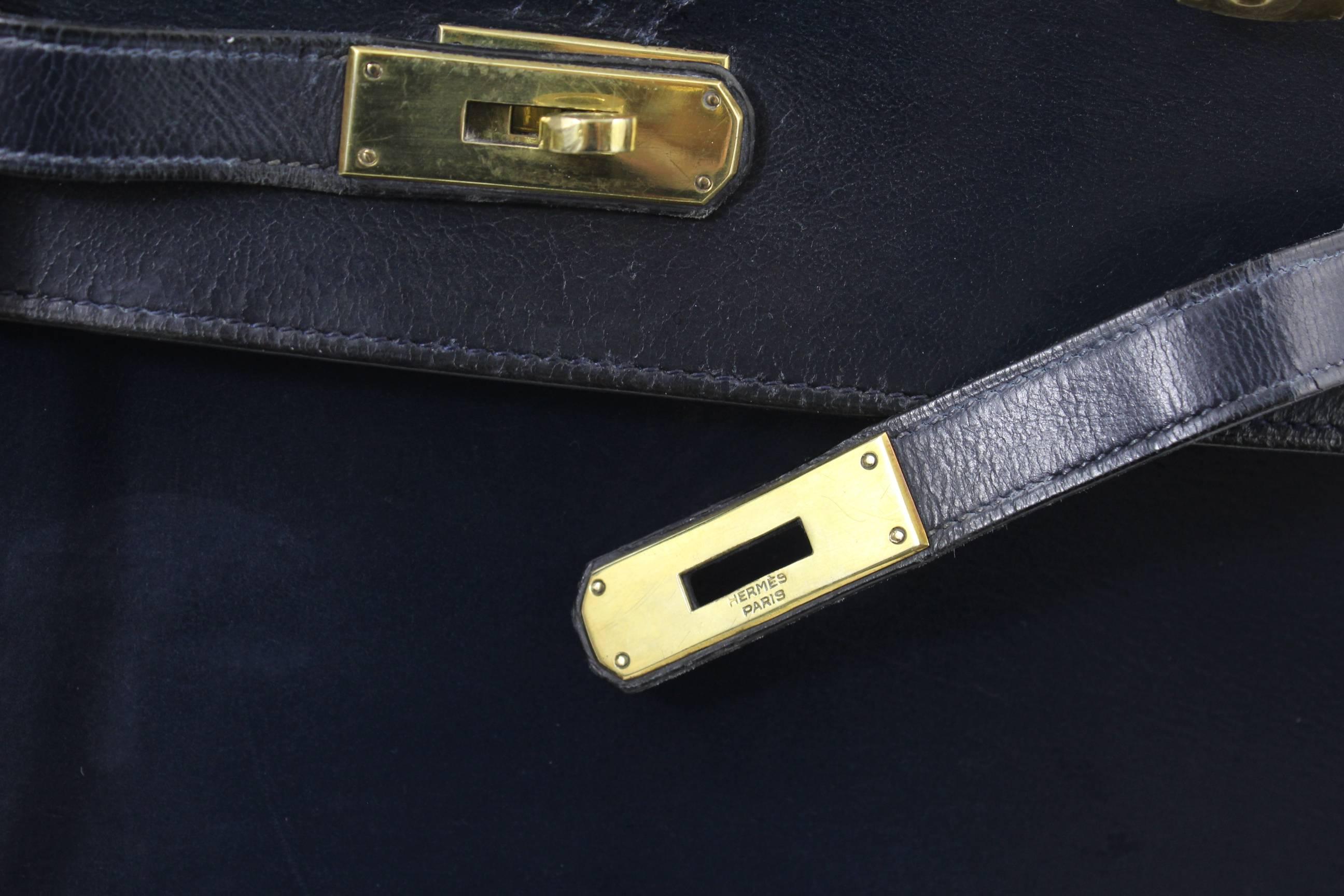 Nice Hermes Vintage bag in navy box leather from 1966.

Iconic bag in fair vintage condition but o major defect. 

Some cracking in leather but no holes in the corrners. Thats why its low price

New handle made by Hermes

Clochette not original from