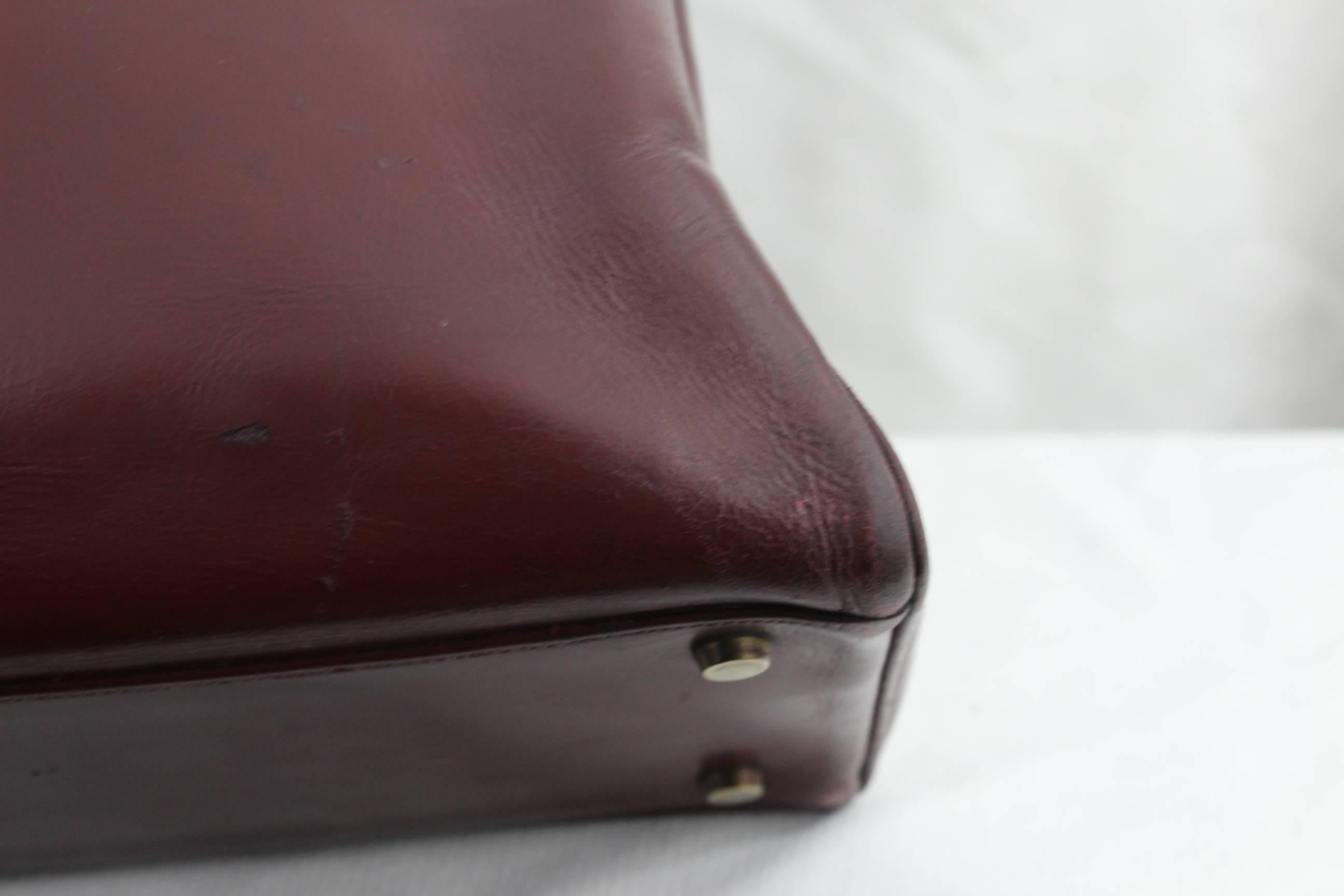 1960 Hermes Vintage Kelly Bag in Burgundy Leather with Golden Hardware In Fair Condition In Paris, FR