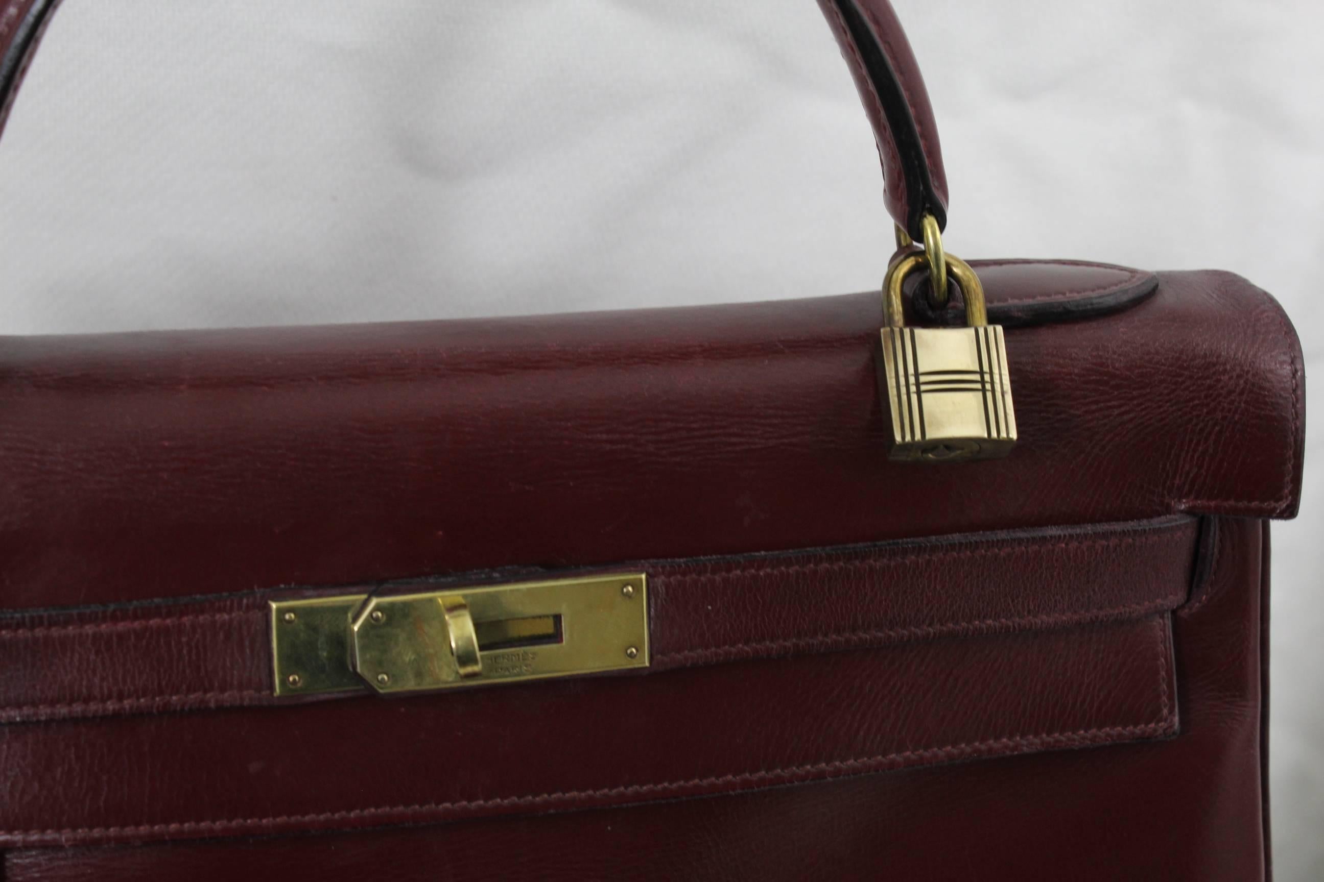 Nice Vintage Hermes Kelly Bag in Burgundy leather.

Good Vintage condition but it presents some signs of wear due to its age ( light cracking on leather and use on leathe)

New handle by Hermes in really good condition.

Sold with lock and keys and