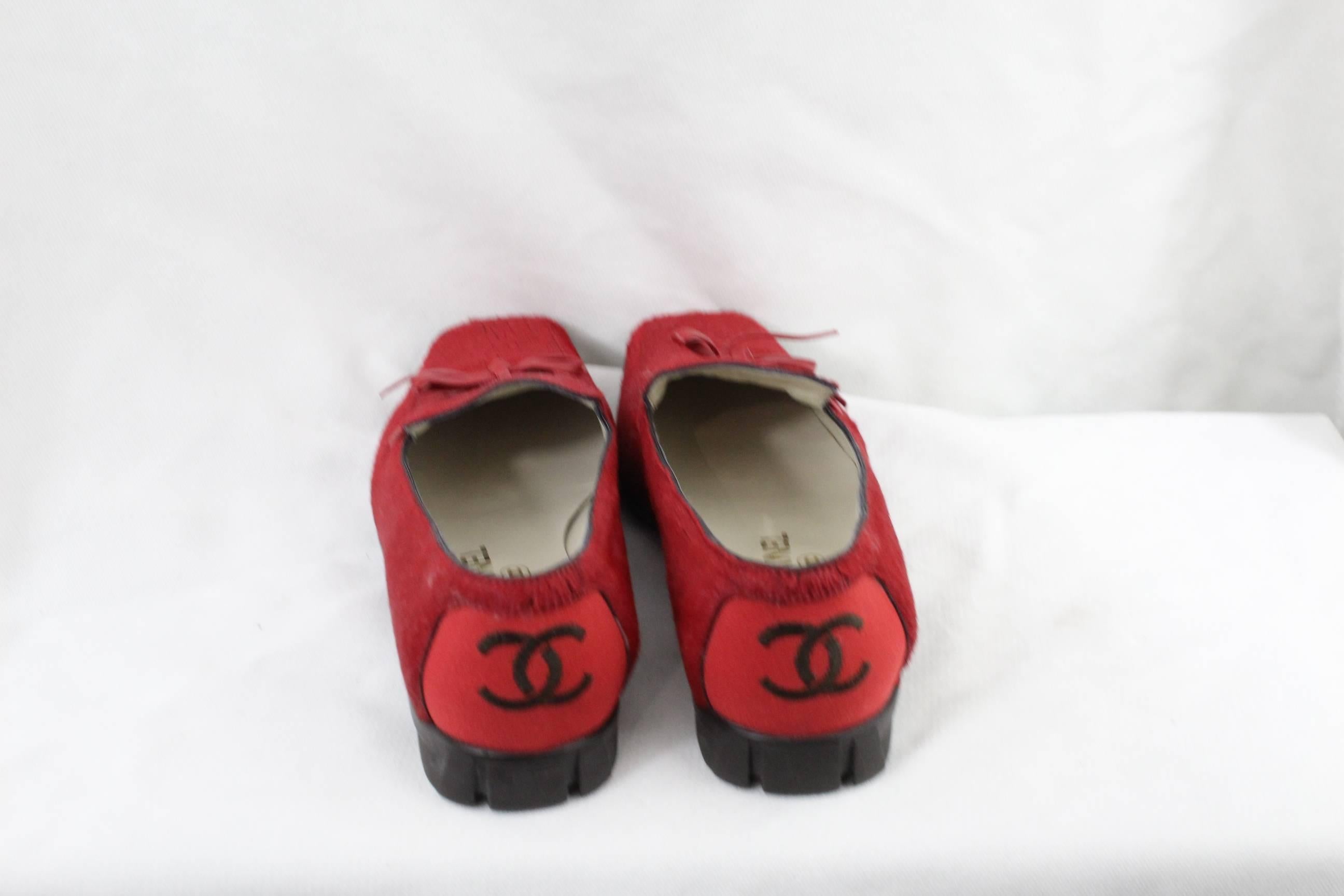 Nice pair of Chanel Calfkin Shoes new never used.


Logo in the back

2 laces

Size Fr 41 ( inner sole 27 cm)