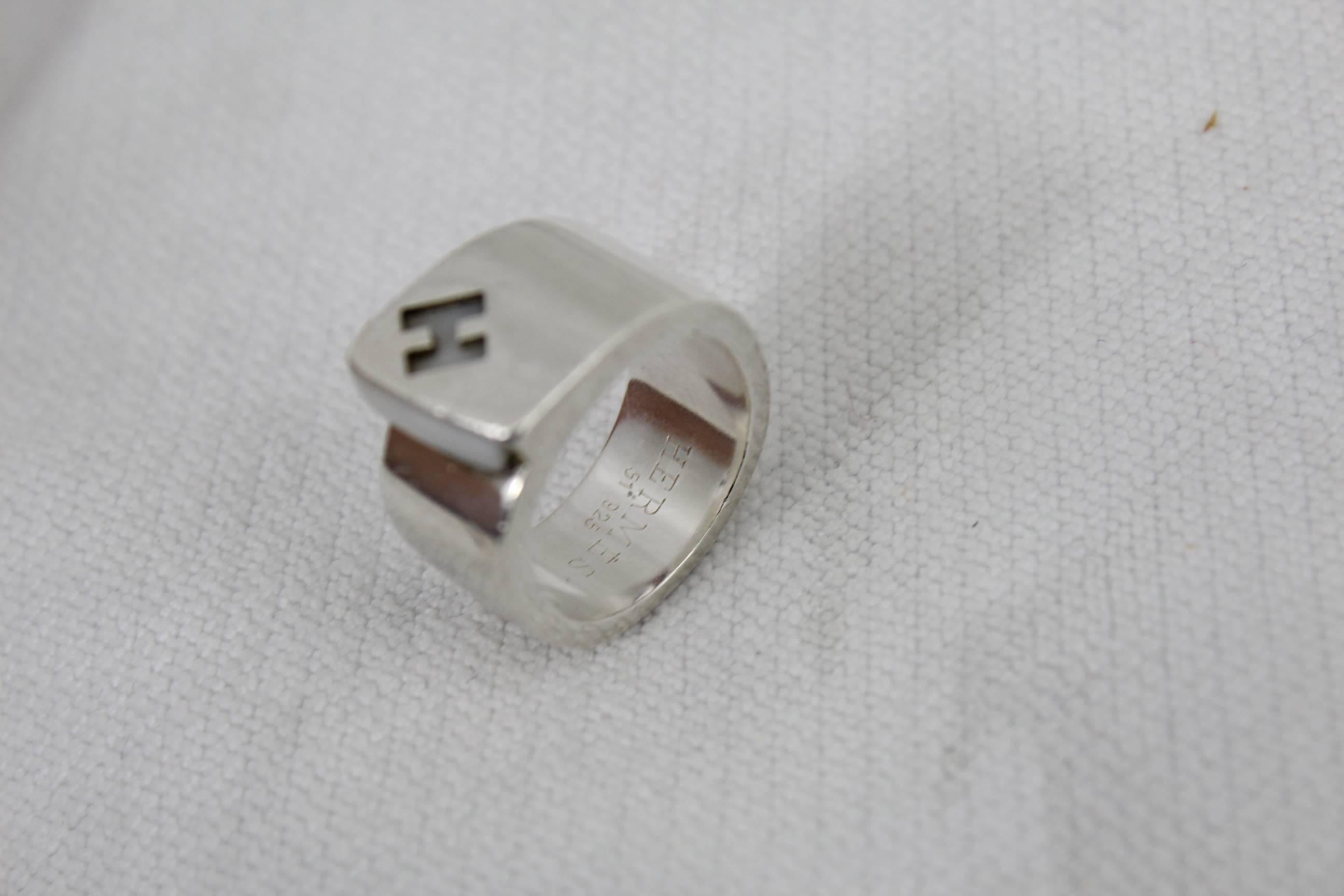 Hermes Candy ring in sterling silve. Size french 51.

good condition, some small signs of wear