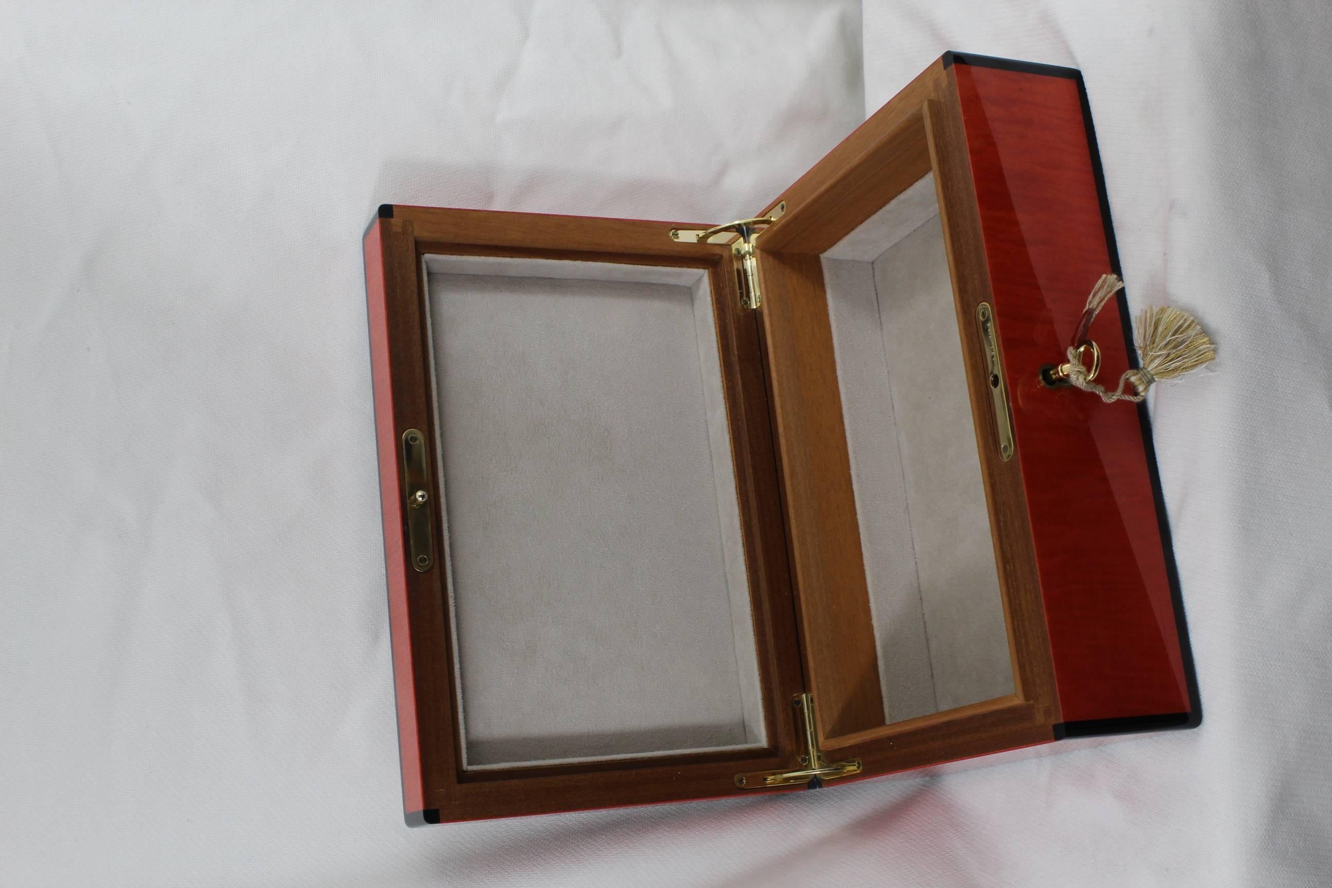 Nice jewlery Box Elie Bleu in red and black lacquered wood.

good condition small signs of wear.


Sold with key

Size 11x7.5