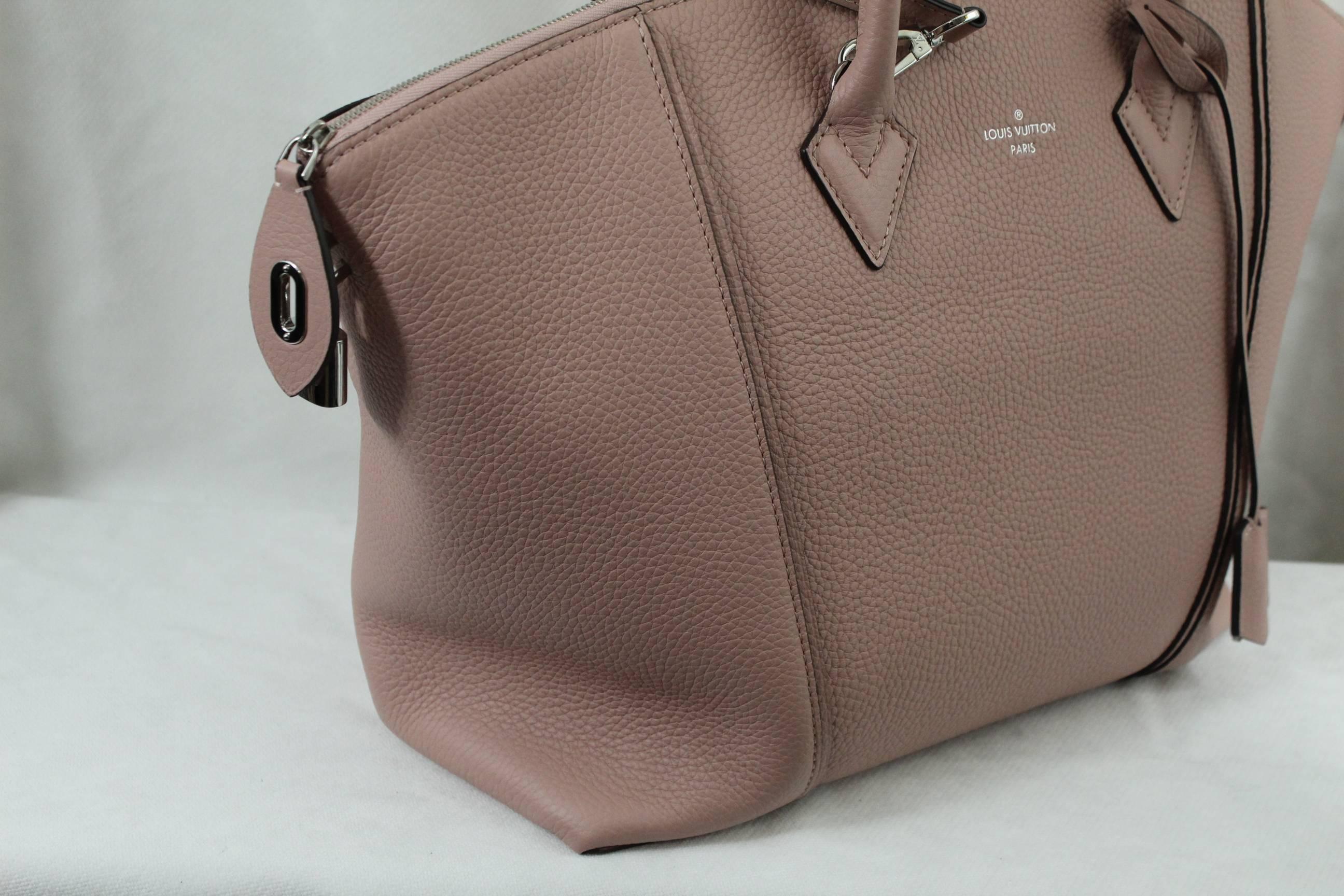 Louis Vuitton Pink Lockit Clemence Taurillon Bag with Shoulder Strap In New Condition In Paris, FR