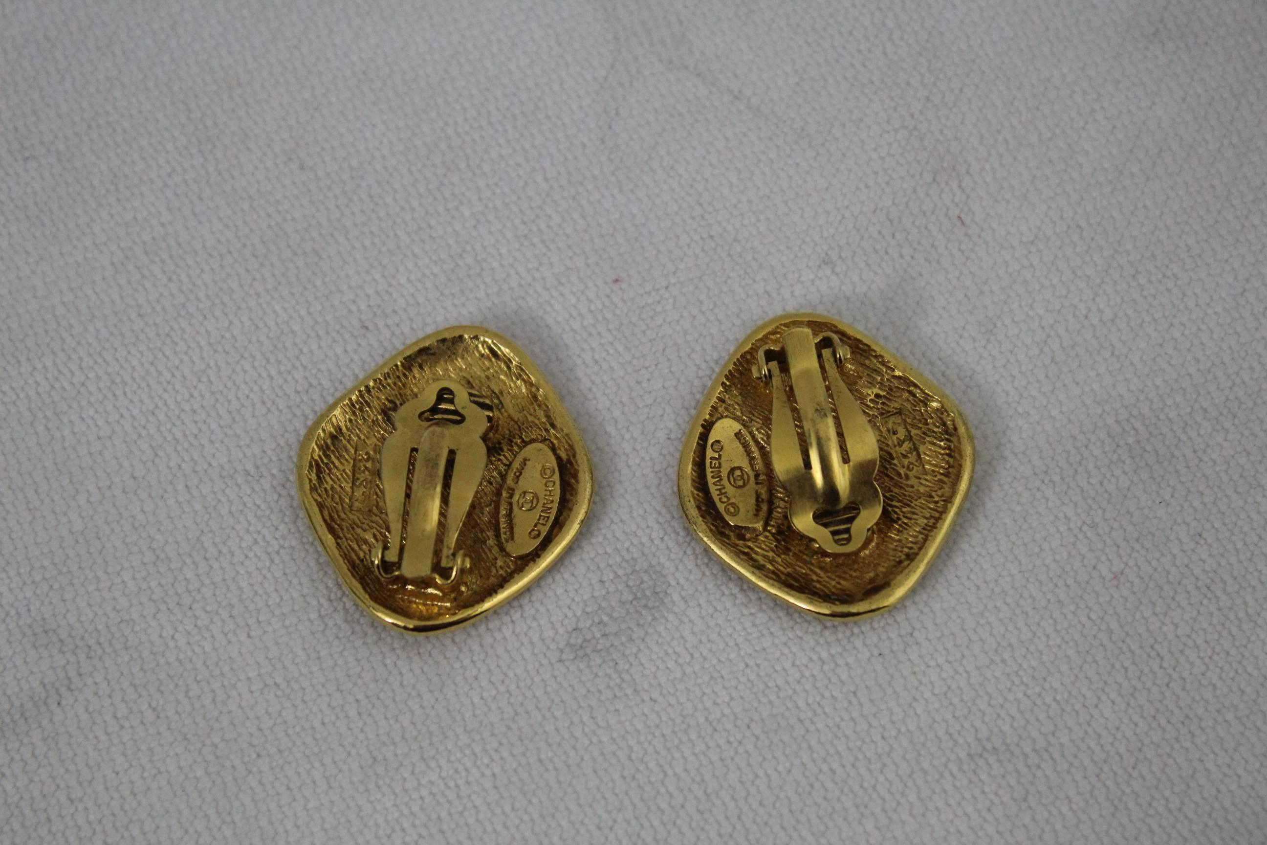 Nice pair of Chanel vintage arrings in gold plated metal.

good condition, some light signs of use

Clip on system