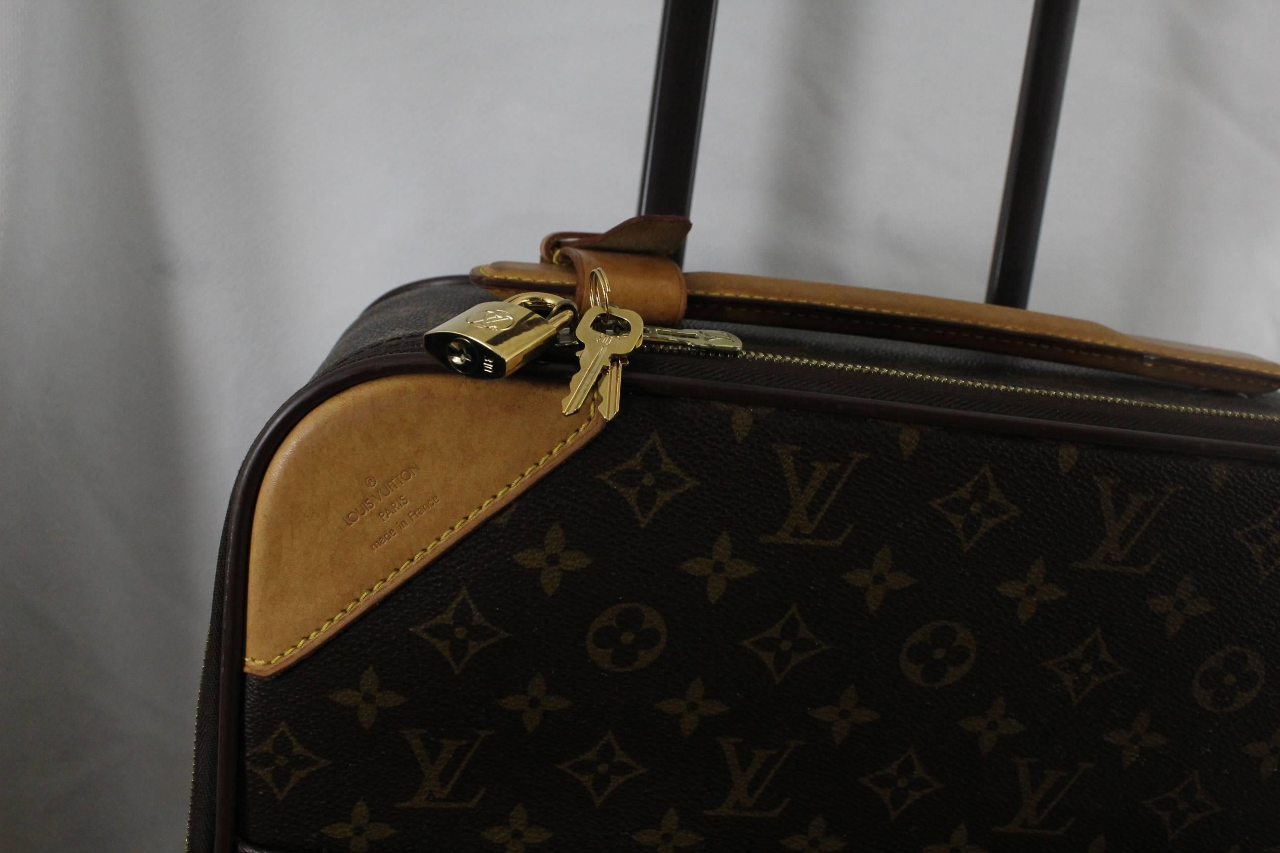 Louis Vuitton suitcase in monogram canvas and leather. Good condition but some small signs of use ( overall in the interior)

Multiple pockets inside.

Avec lock and keys.

