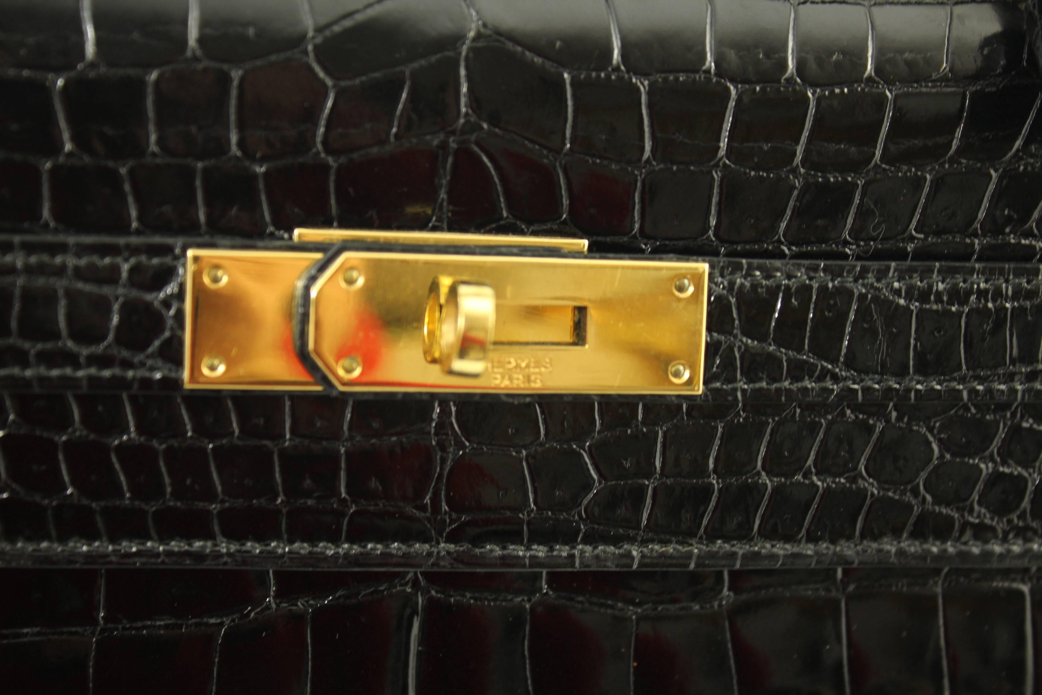 Nice and in excellent condition Hermes Kelly croco with golden hardware.
Size 32
Year: E in a circle so 1975
Condition: excellent
Sold with dust bag, keys , clochette and lock