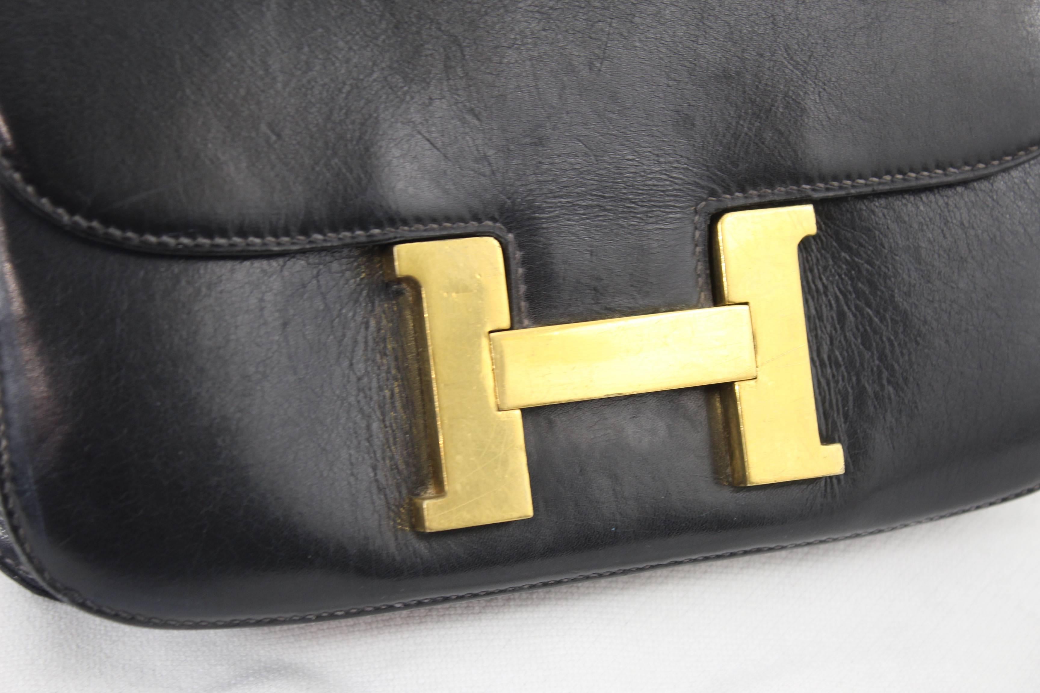 Super nice Vintage Hermes Constance

Nice vintage condition.

hand or sshoulder

Leather in good condition

Size 8.7*6.7 inches