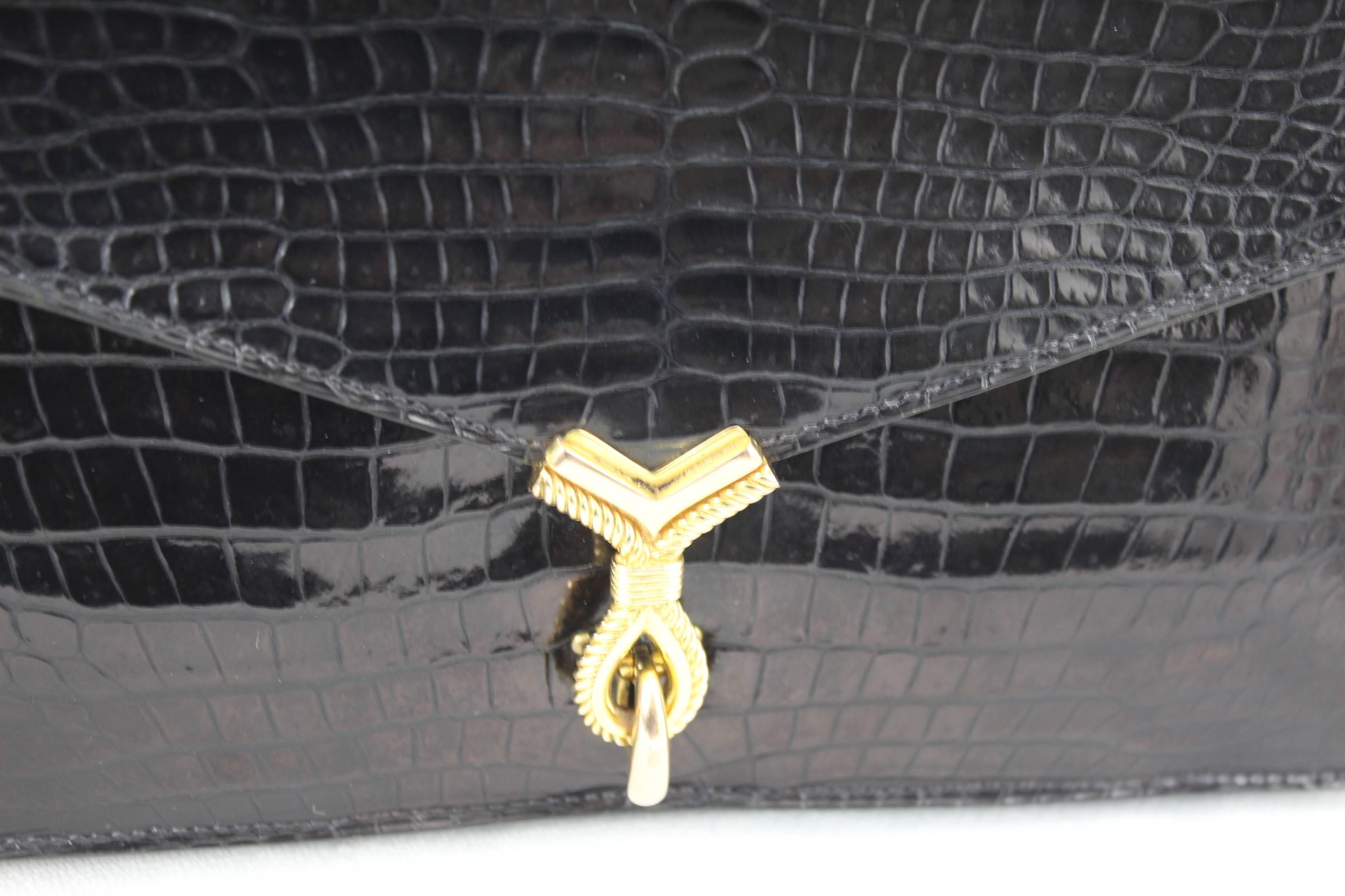 Nice Vintage hermes bag in crocodile and black leather with golden hardware.

Good vintage condition

Signature Hermes paris (bag from the 60's)

Size 9.5x6