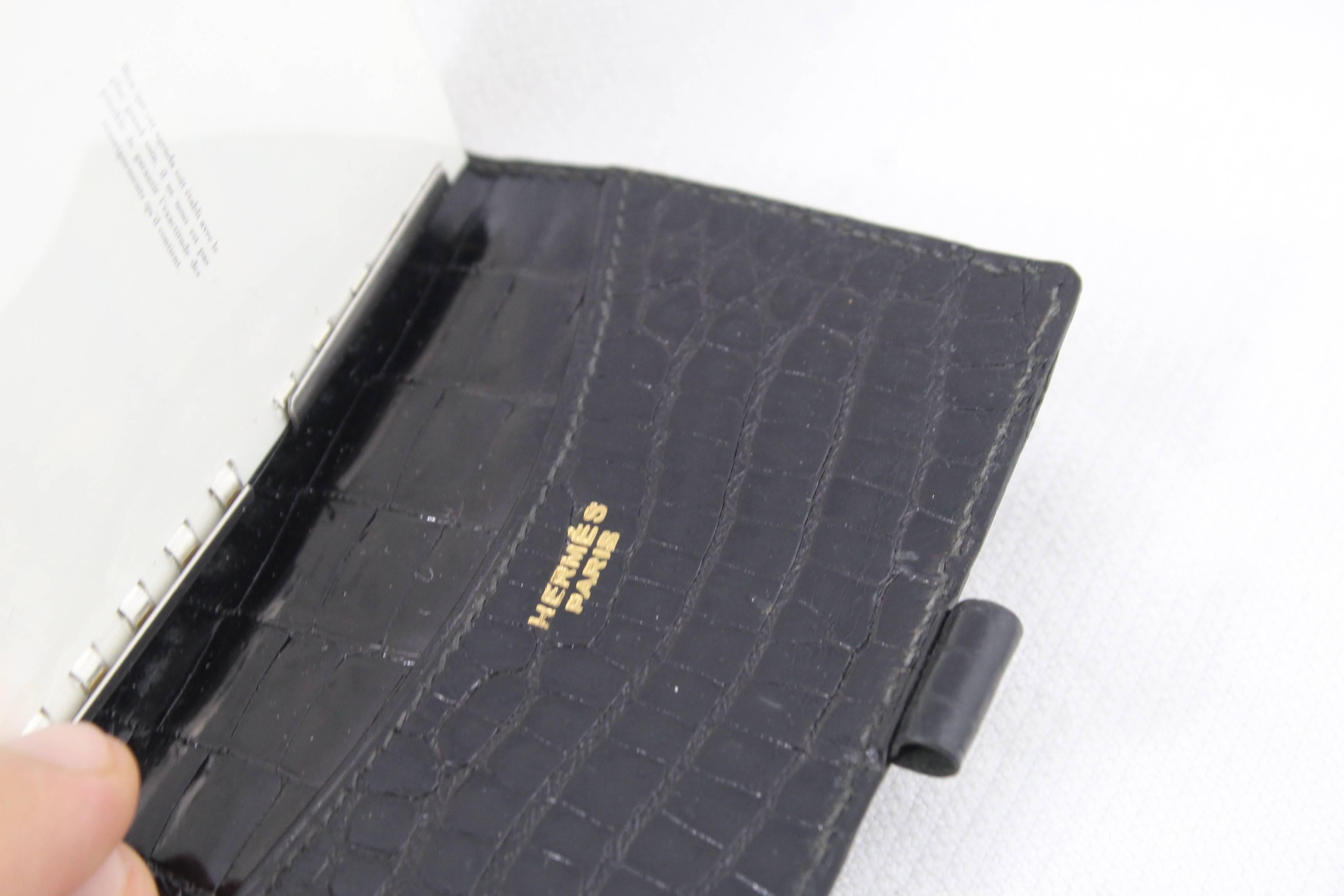 Nice Vintage Hermes Croco agenda in black croco and leather.

Really good condition.

With recharge of  year 2000

Size 3.6*2.6 inches