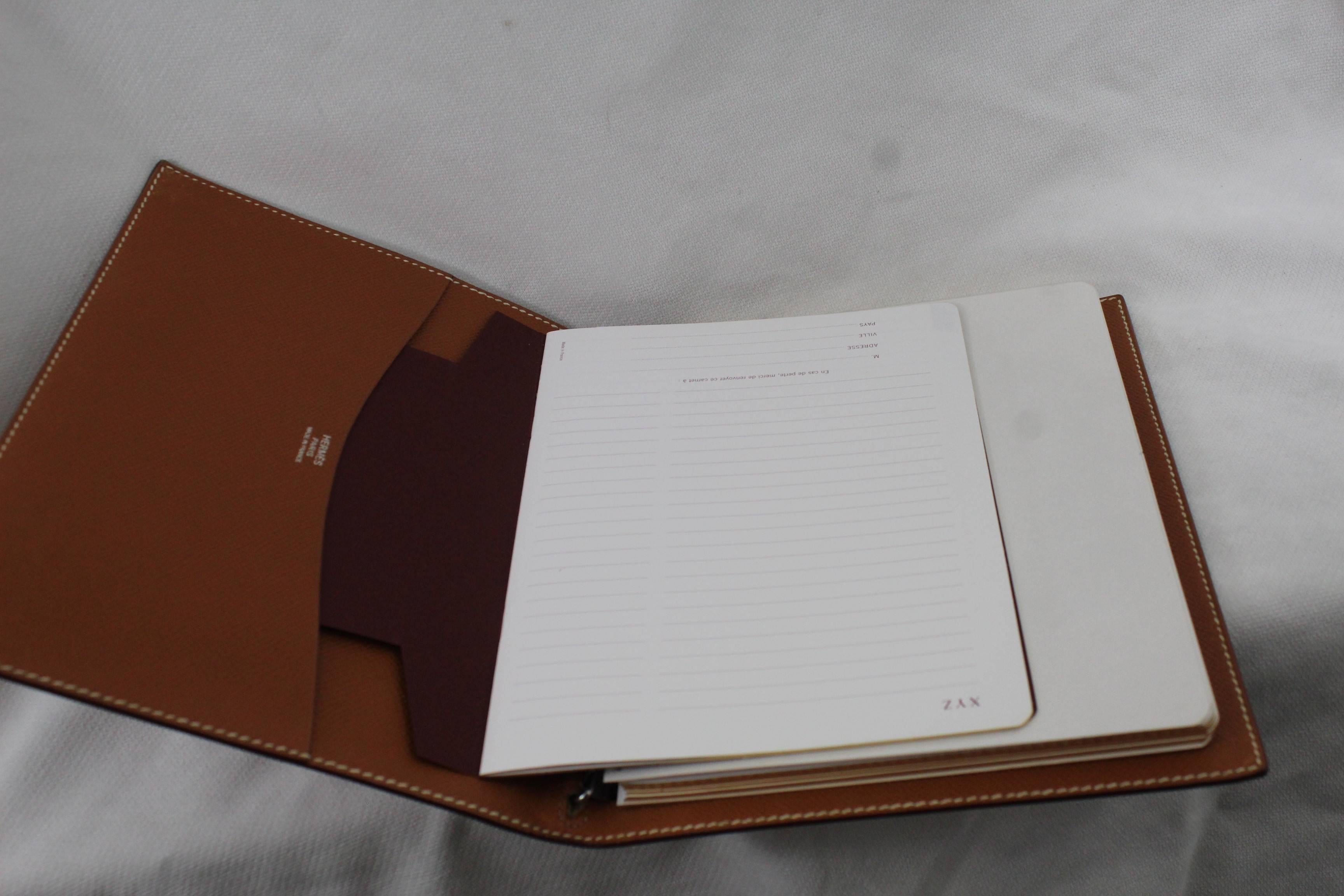 Nice Hermes Agenda cover in gold graine dleather.

Calendar is fom 2012! but tehre are also a telephone listing and small notebook that can be still use

Some mino signs of use.

Size 18 x 23 centimeters
