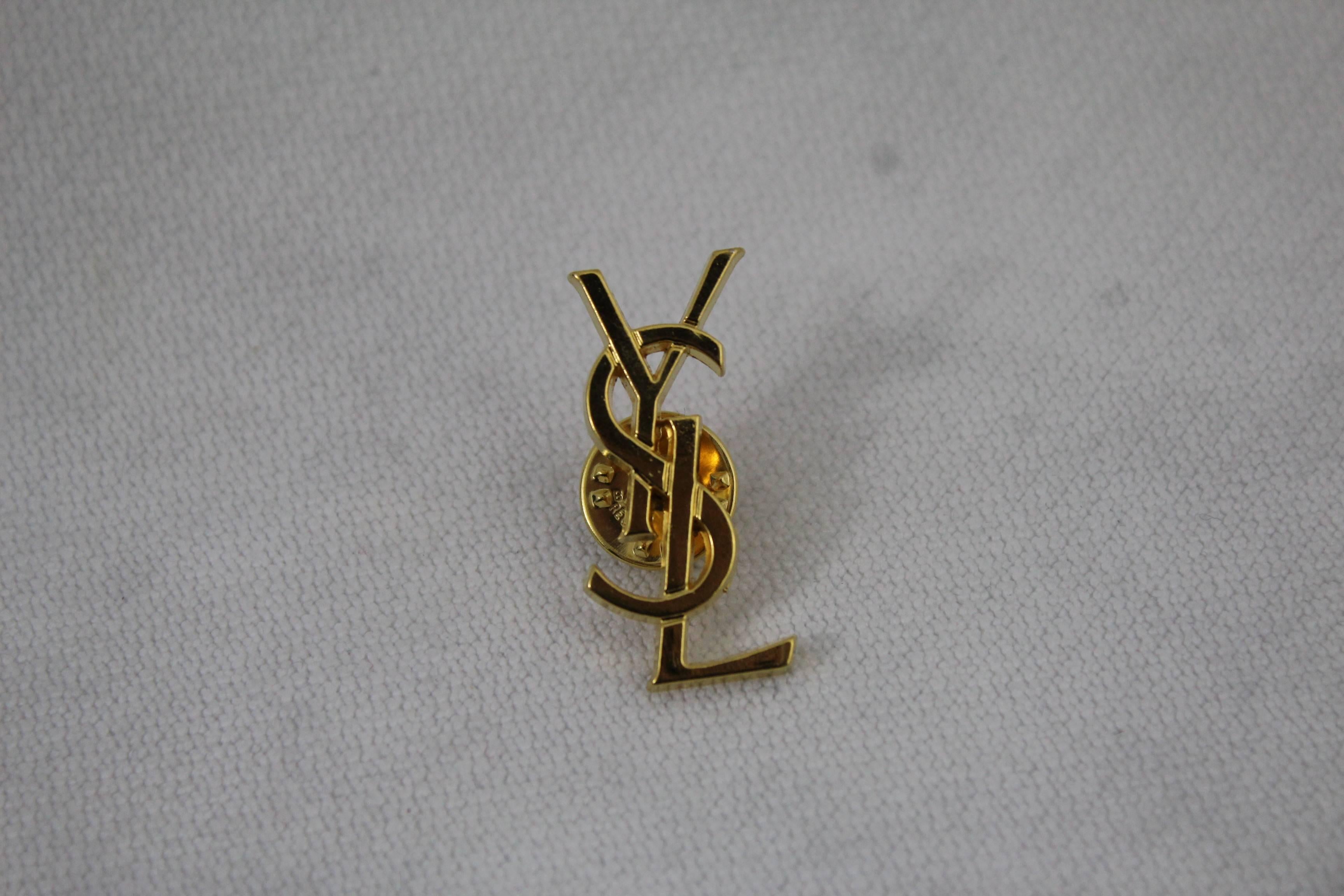 Nice vintage YSL pin in golden metal.

Comes with pouch

Size 1.5 inches