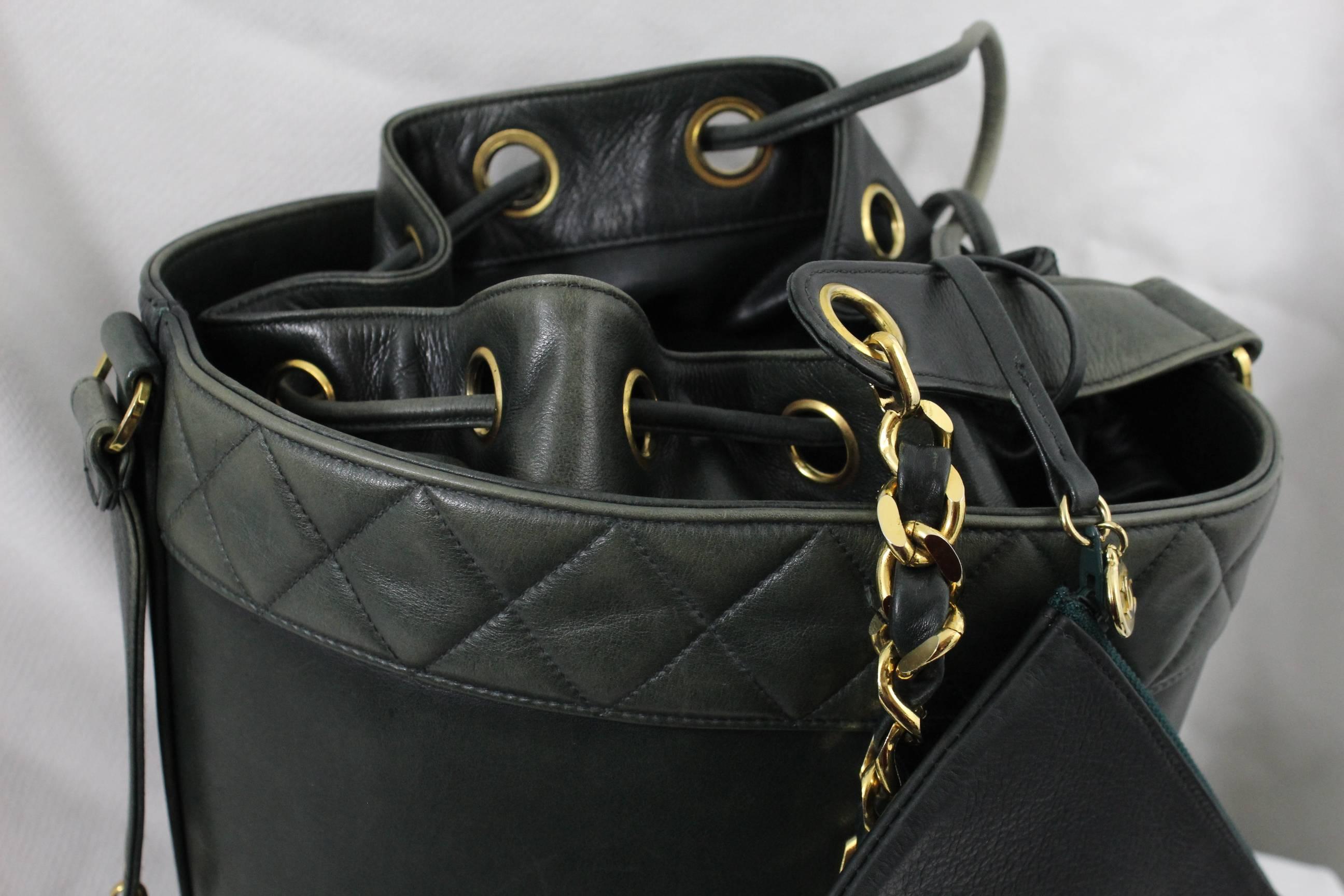 Chanel Vintage Bucket Bag in green leather with pouch.

Good condition, some loss of the color in the leather but the bag has not been cleaned or brought to a good handgraft.

hardware in really good condition

Size 22cm x 22