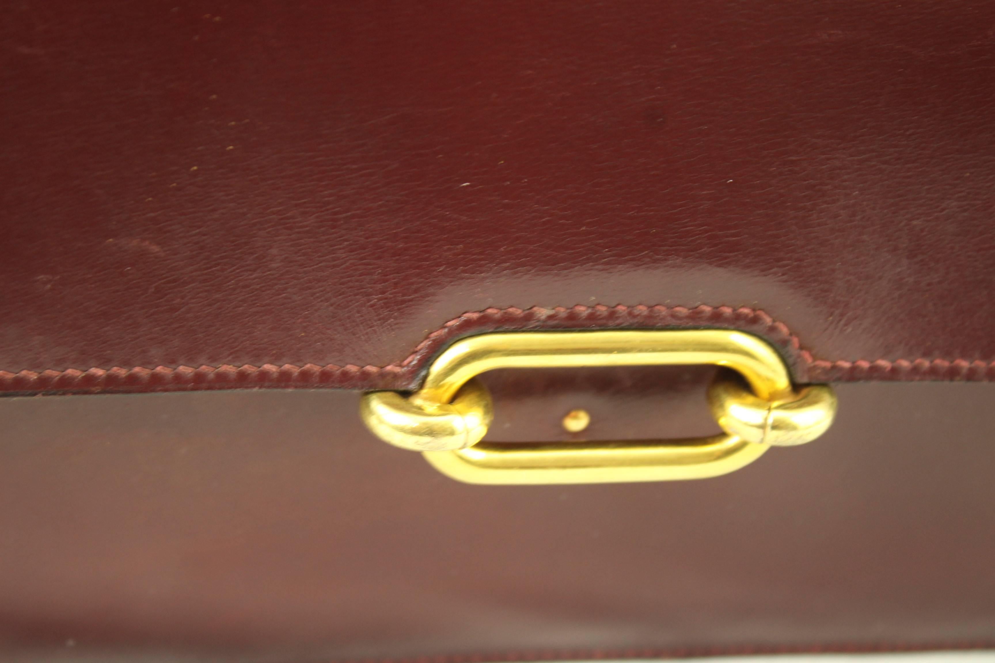 Really nice Hermes Fontbelle vintage bag in bugundy box leather  and golden hardware.

Some signs of wear but nice condition for a bag of more than 50 yeras old.

Corners  in good condition

The stap can be doubled so It could be worn in short