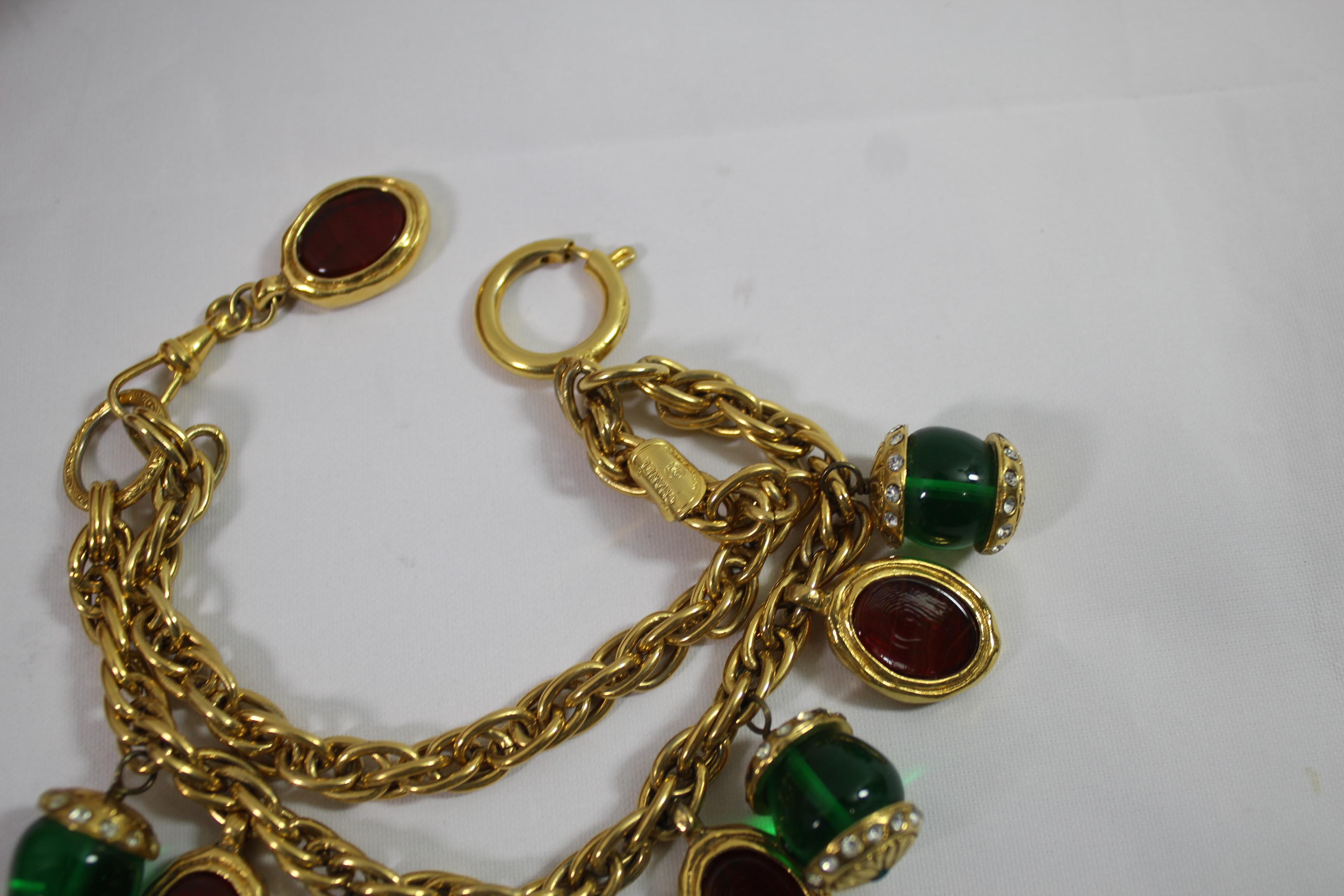 Bracelet Chanel Gripoix in gold plated metal and charms. really good condition. maximum size 18 cm

Really good vintage condition