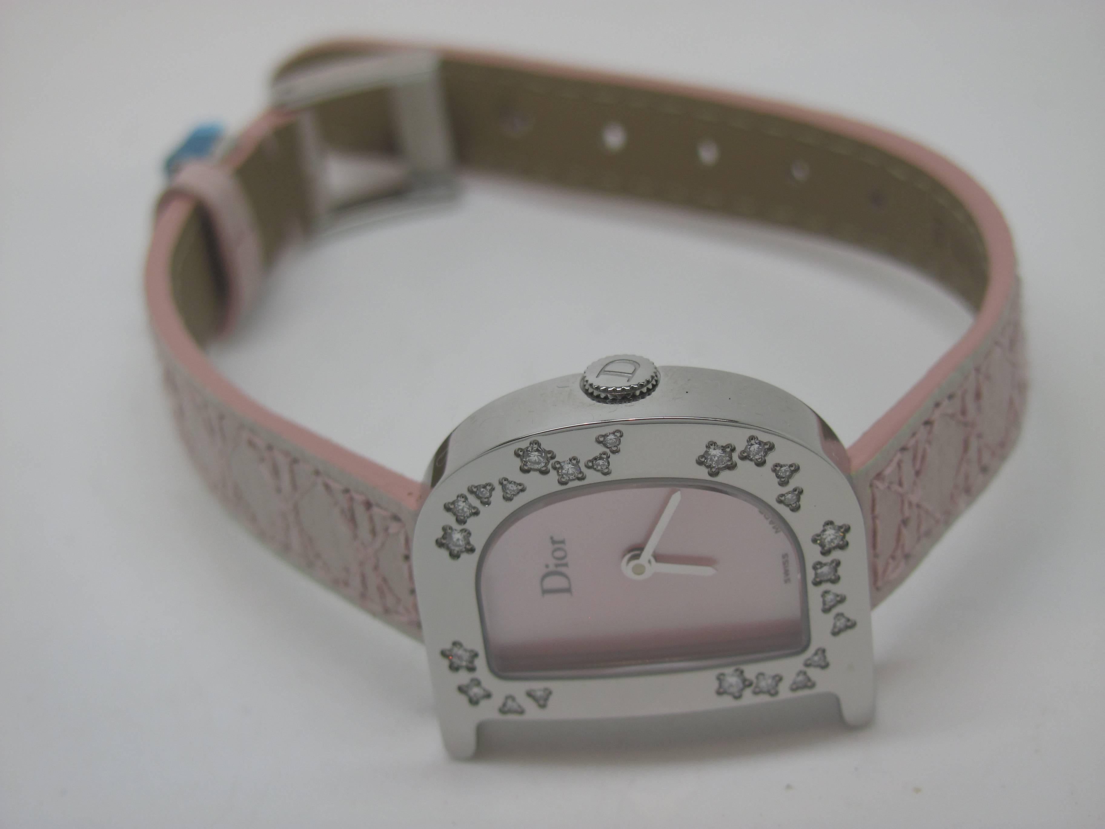 In excellent condition, Dior Watch with diaamonds in the bezel (0,26 carat)

Pink Dior Leather strap.

Excellent condition almost never worn