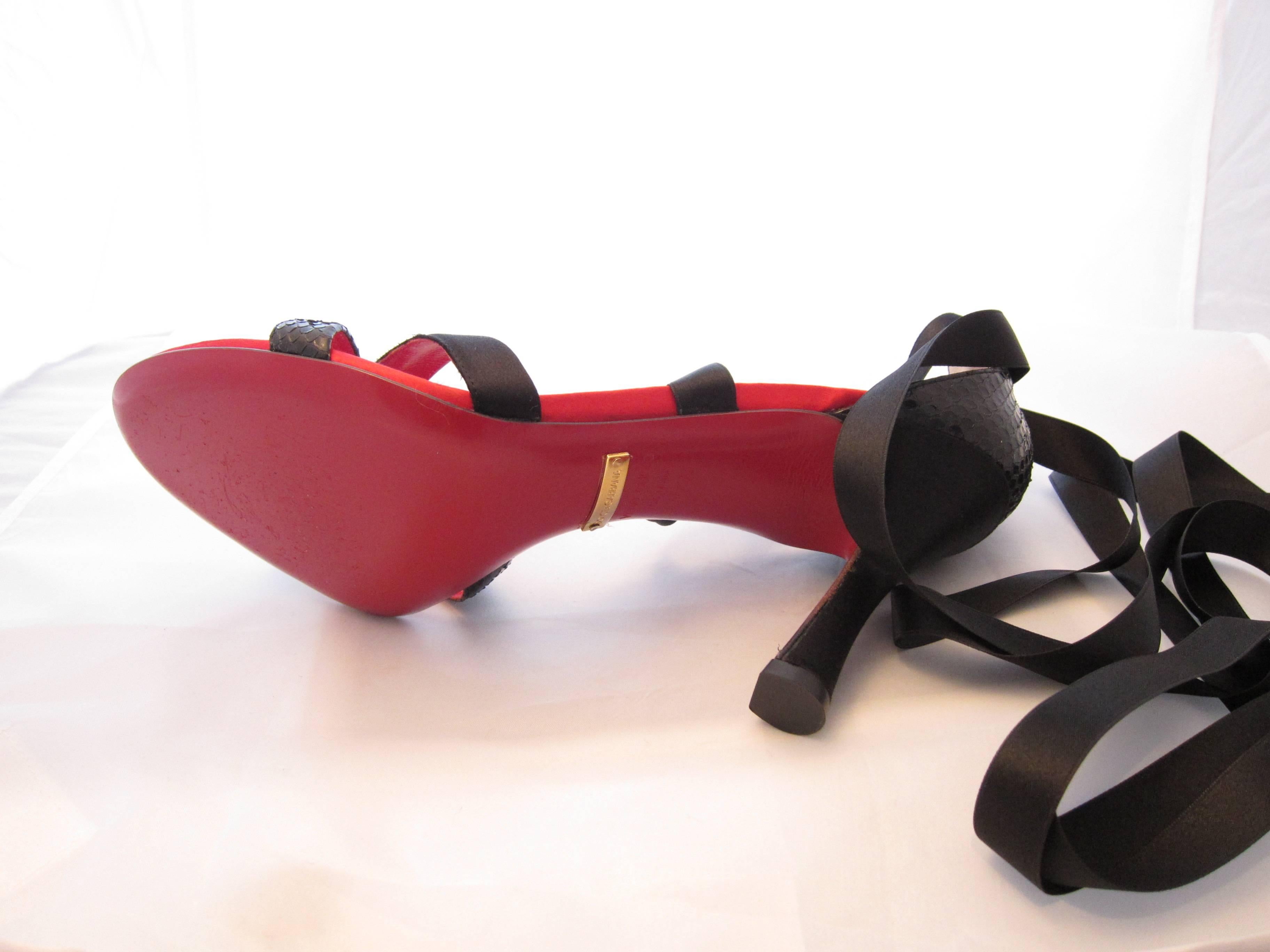 Awesome pair of Dolce and Gabbana sandals in red silk and black leather.
Size european 37,5 ( sole 24,5 cm)
Heel: 9 cm