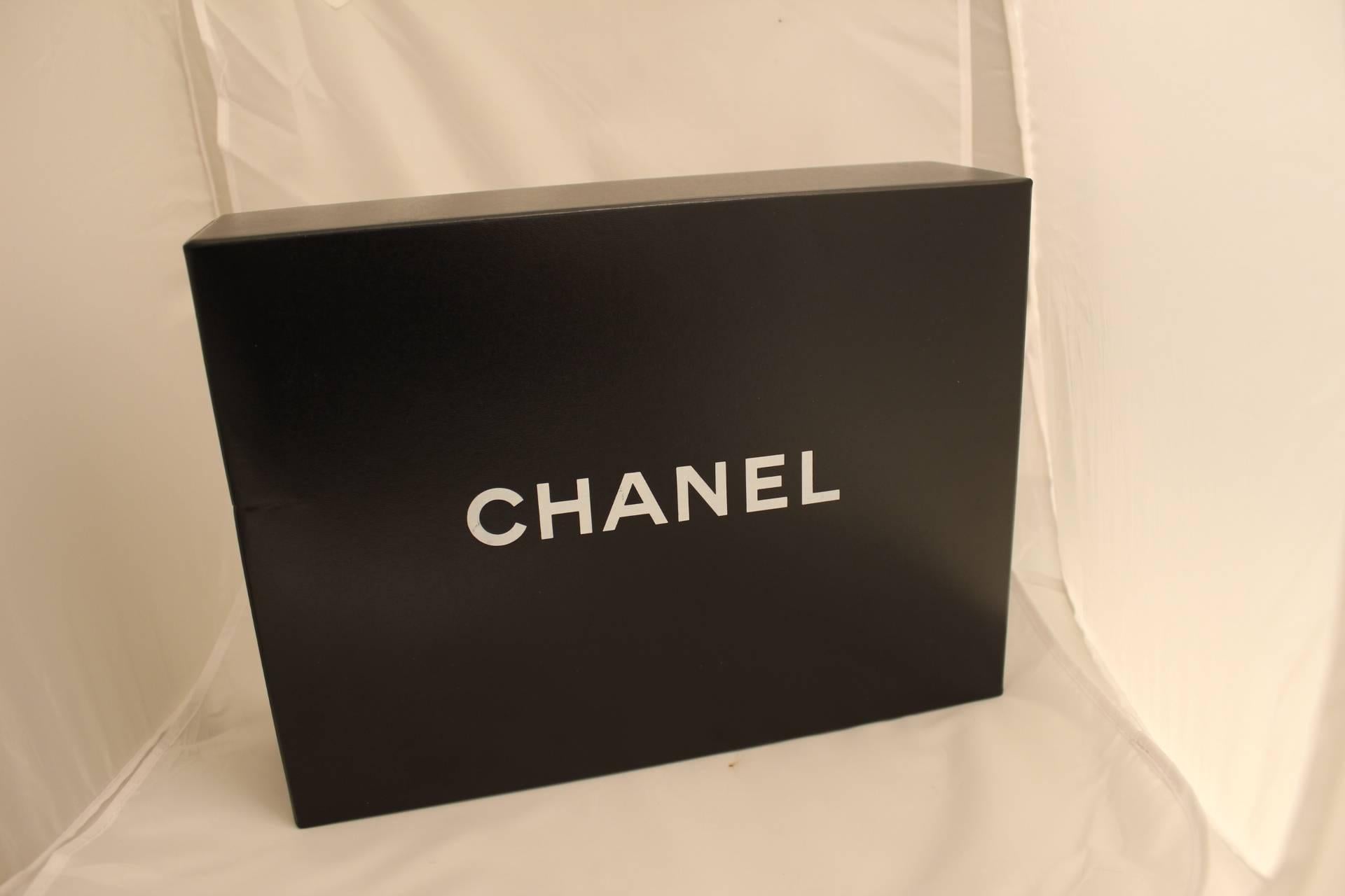 Chanel 2.55 Double Flap bag with golden hardware In Good Condition In Paris, FR