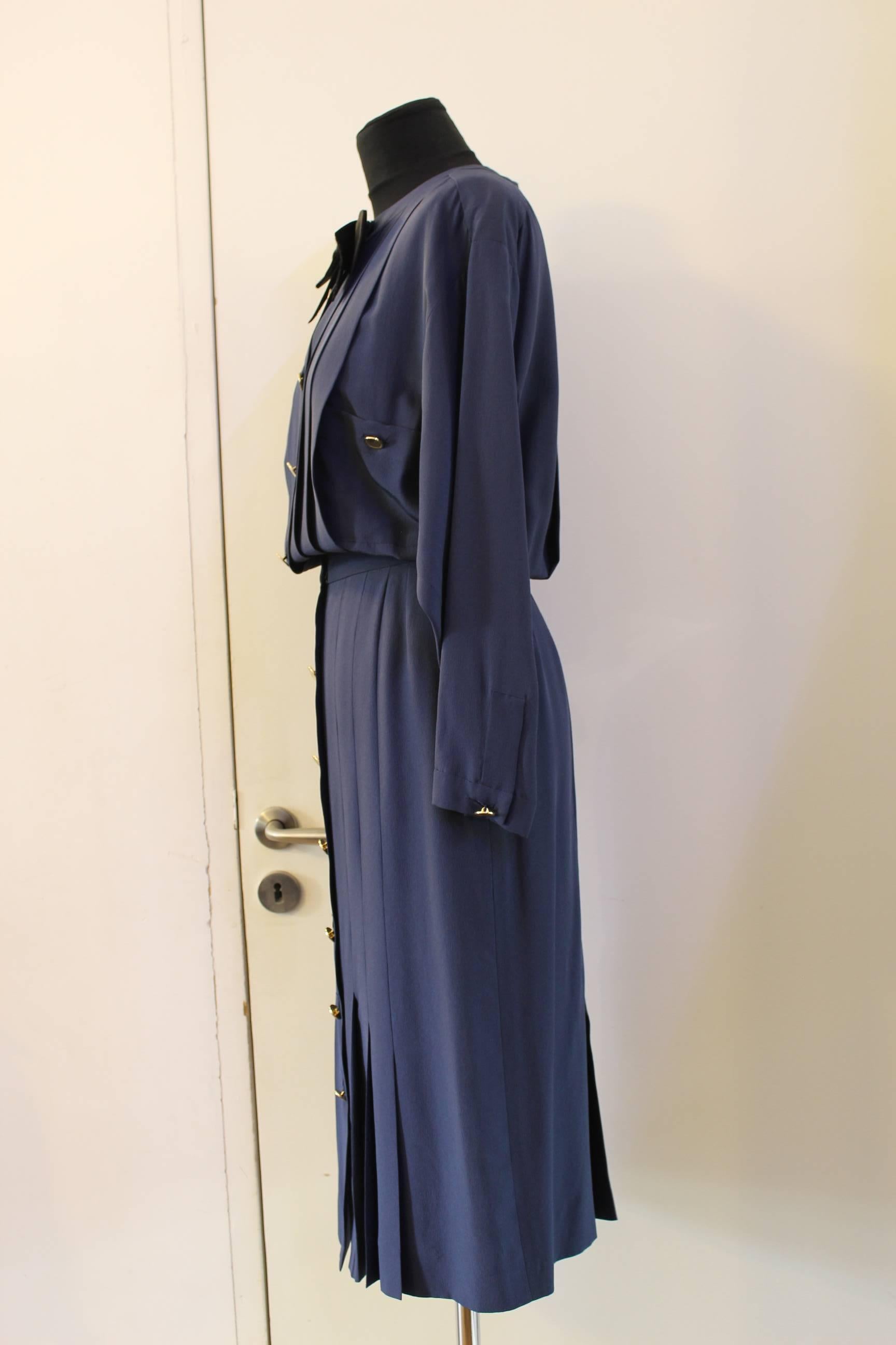 Gorgeous Chanel dress in blue dark silk and gold bouttons.

Excellent condition

Size 38 (see label)

Really good condition, no damage.