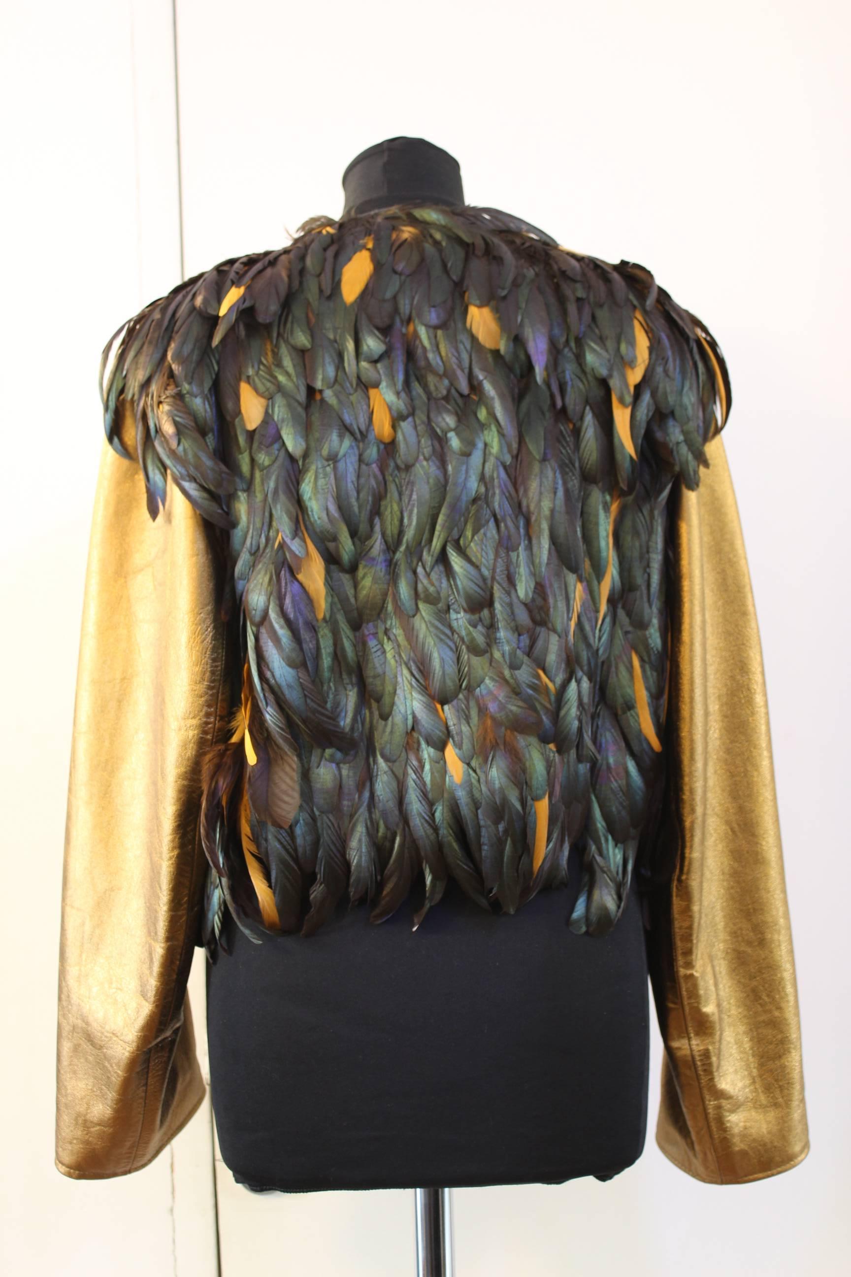 Rare and gorgeour Vintage Yves saint Laurent gold leather and feathers jacket.

Really good condition, some signs of use but overall excellent

European size 40, but eay to fin for everyone due to its structure