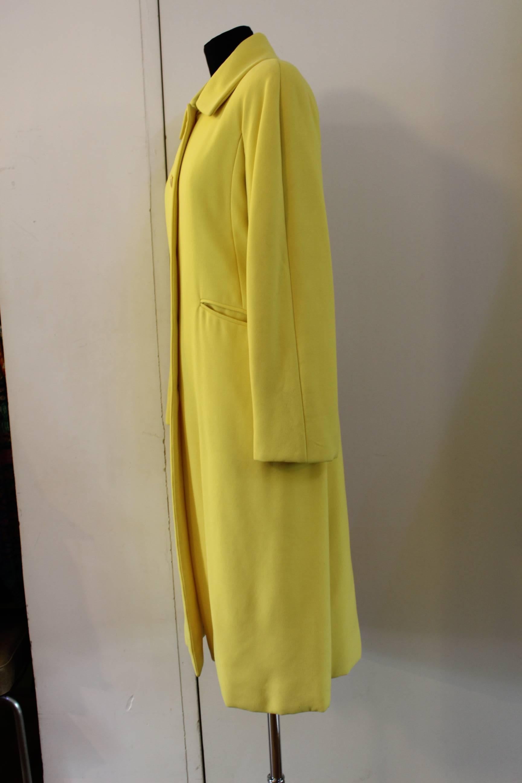 Really nice Vintage Hermes coat in yellow wool.
Size french 38.
Really nice work in the buttons with hermes logo
Really good condition