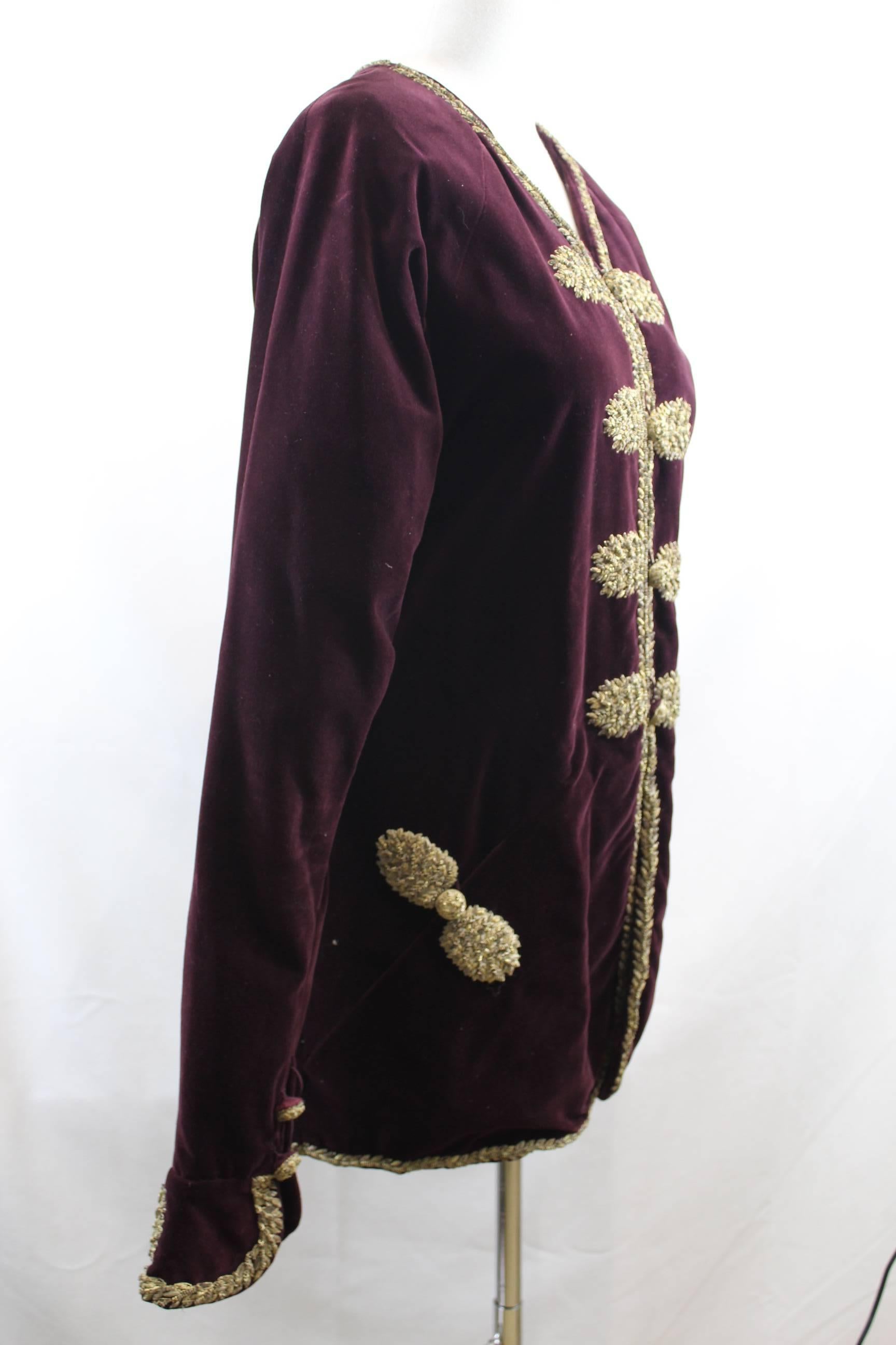 Vintage Karl Lagerfeld acket in purple velvet with a really nice work of embroidery in the chest and sleeves.

Sleeves quite narrow.

European S size.

Good condition but some minor signs of wear.