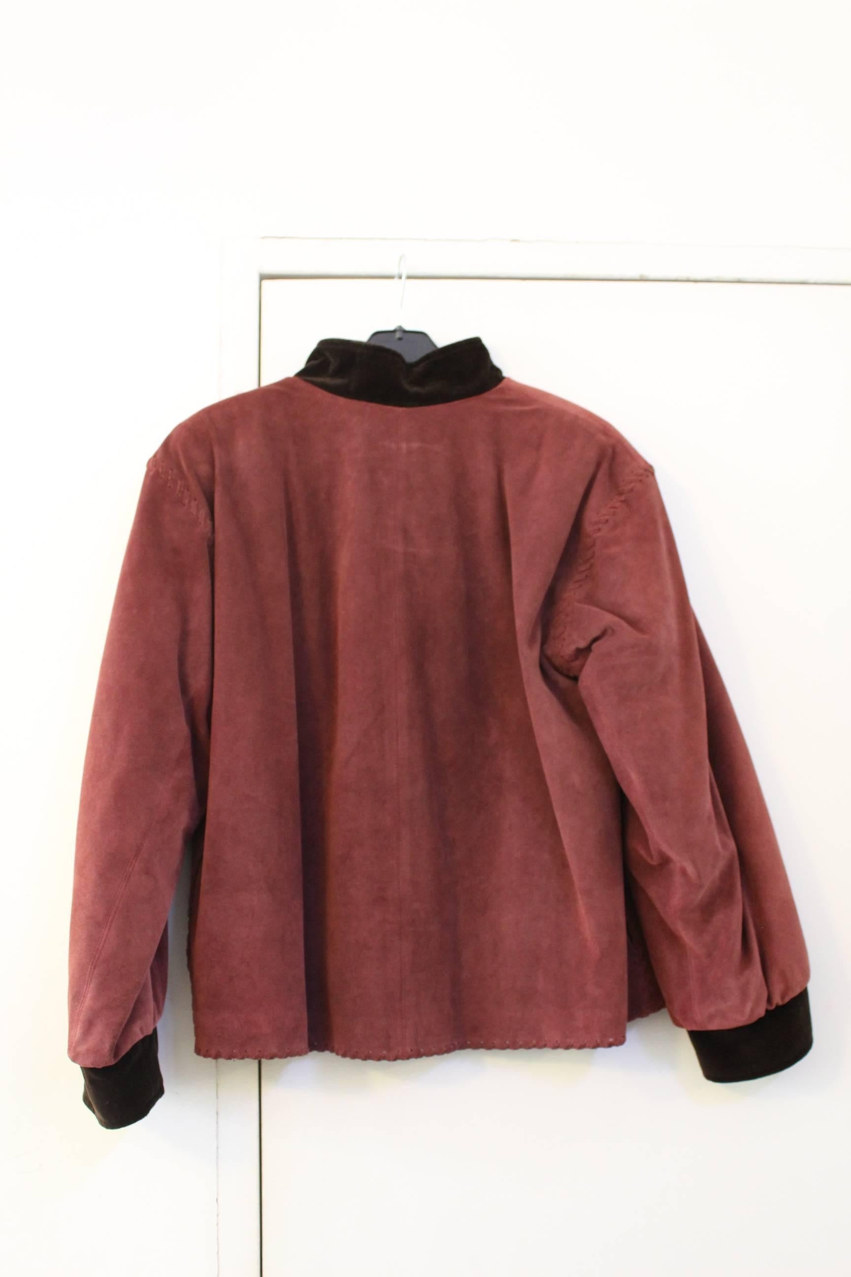 Really nice jacket from yves saint Laurent from russian inspiration in leather.
Really good condition.
Size 36 (small to xs)
Really warm it iss doubled inside