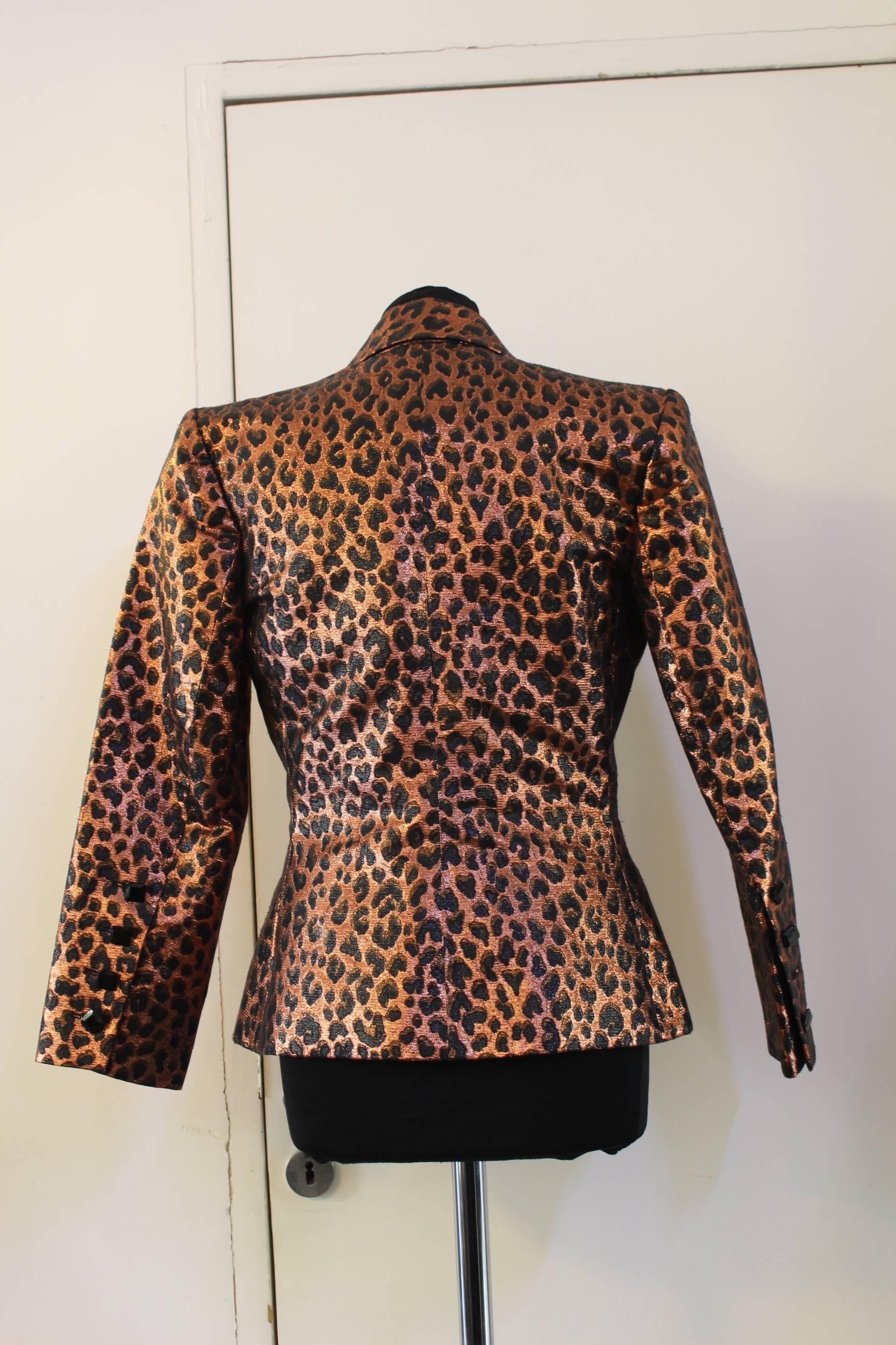 Really nice jacket from Yves Saint Laurent in lurex.
Size 40
excellent condition