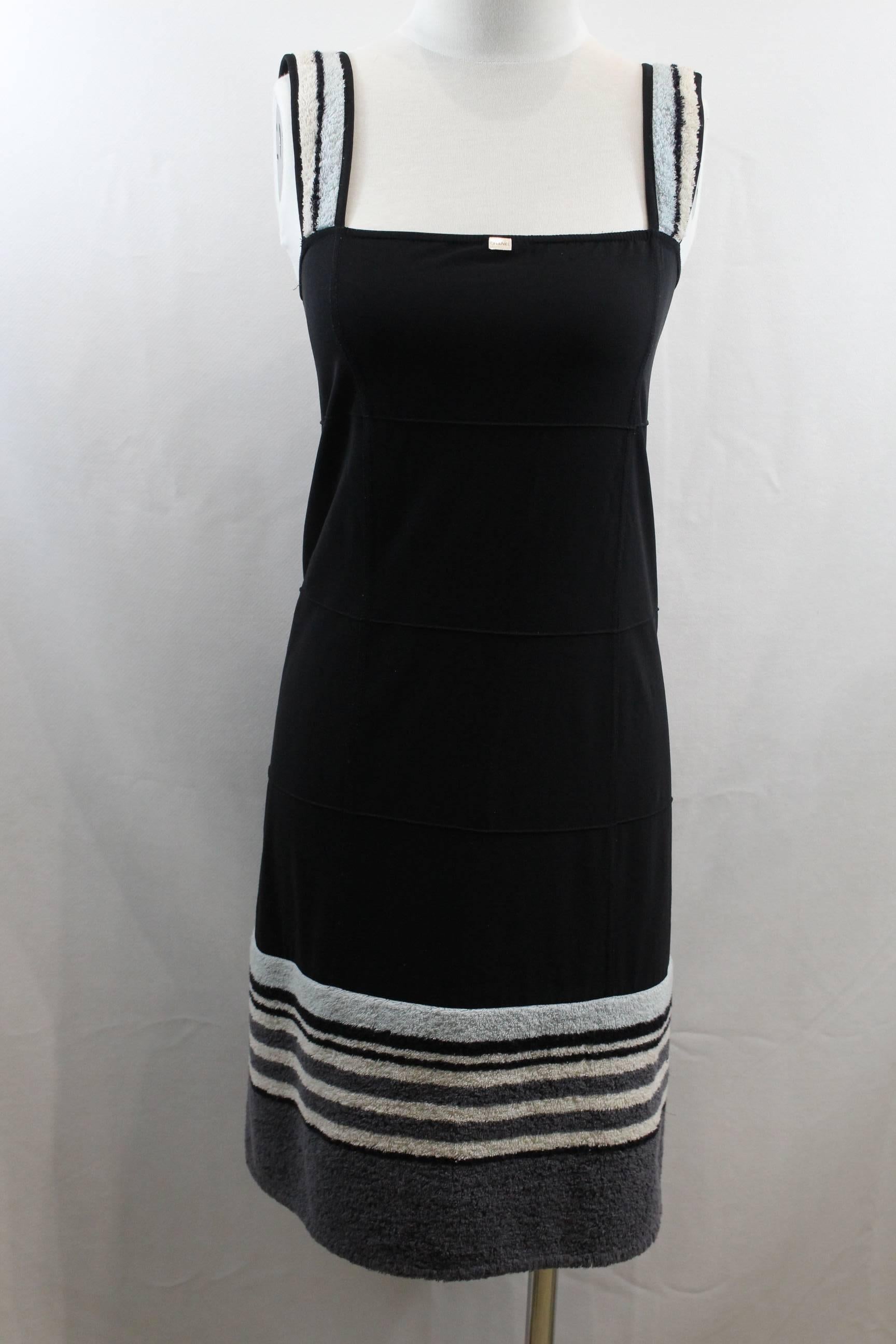 Super nice Chanel dress in nylon and "towel" cloth.

Good conditon and super confortable to wear.

Size 40