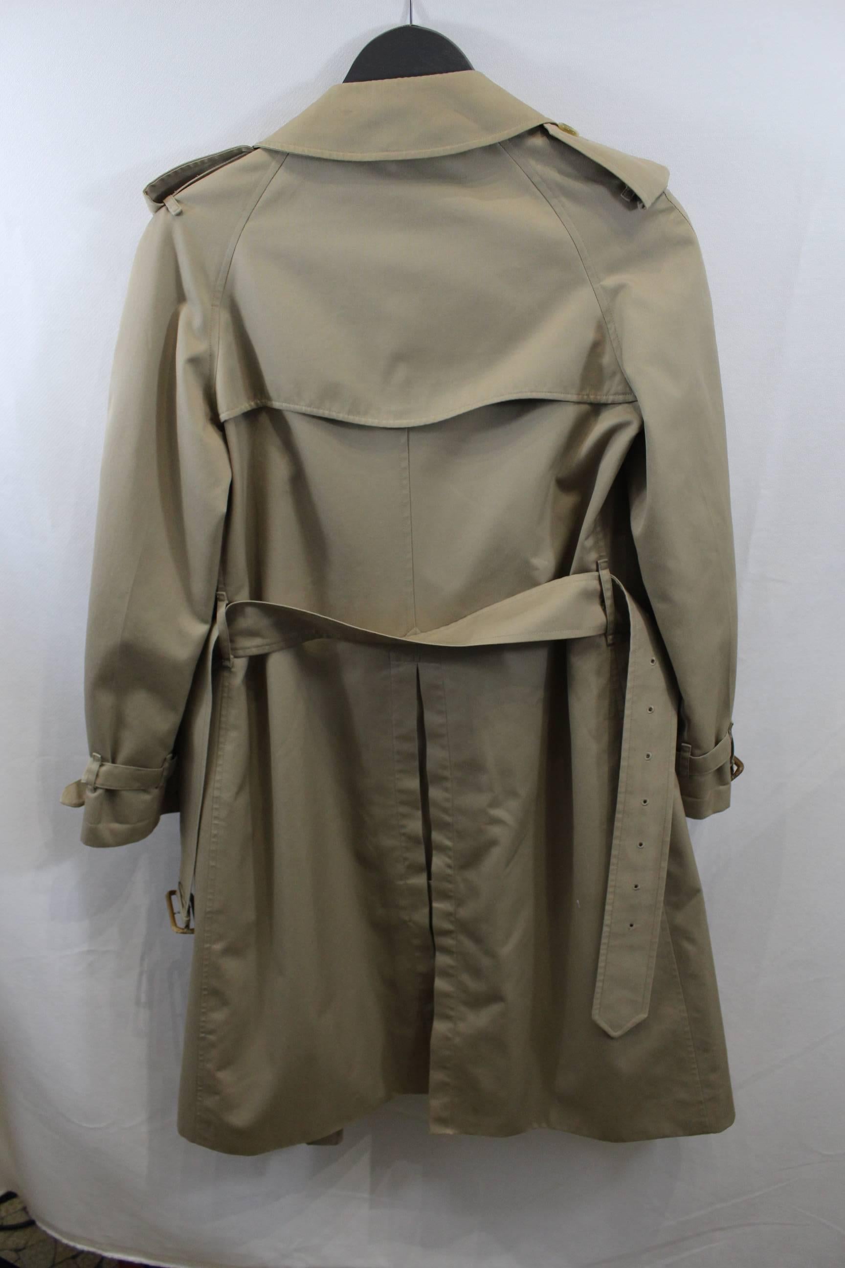Really nice Burberry vintage raincoat in good condition ( just came out from dry cleaning) Just some small signs of wear due to its age but nothing noticeable. 

Just noticeable a slight use in the buckle from the belt (see last image)

Size