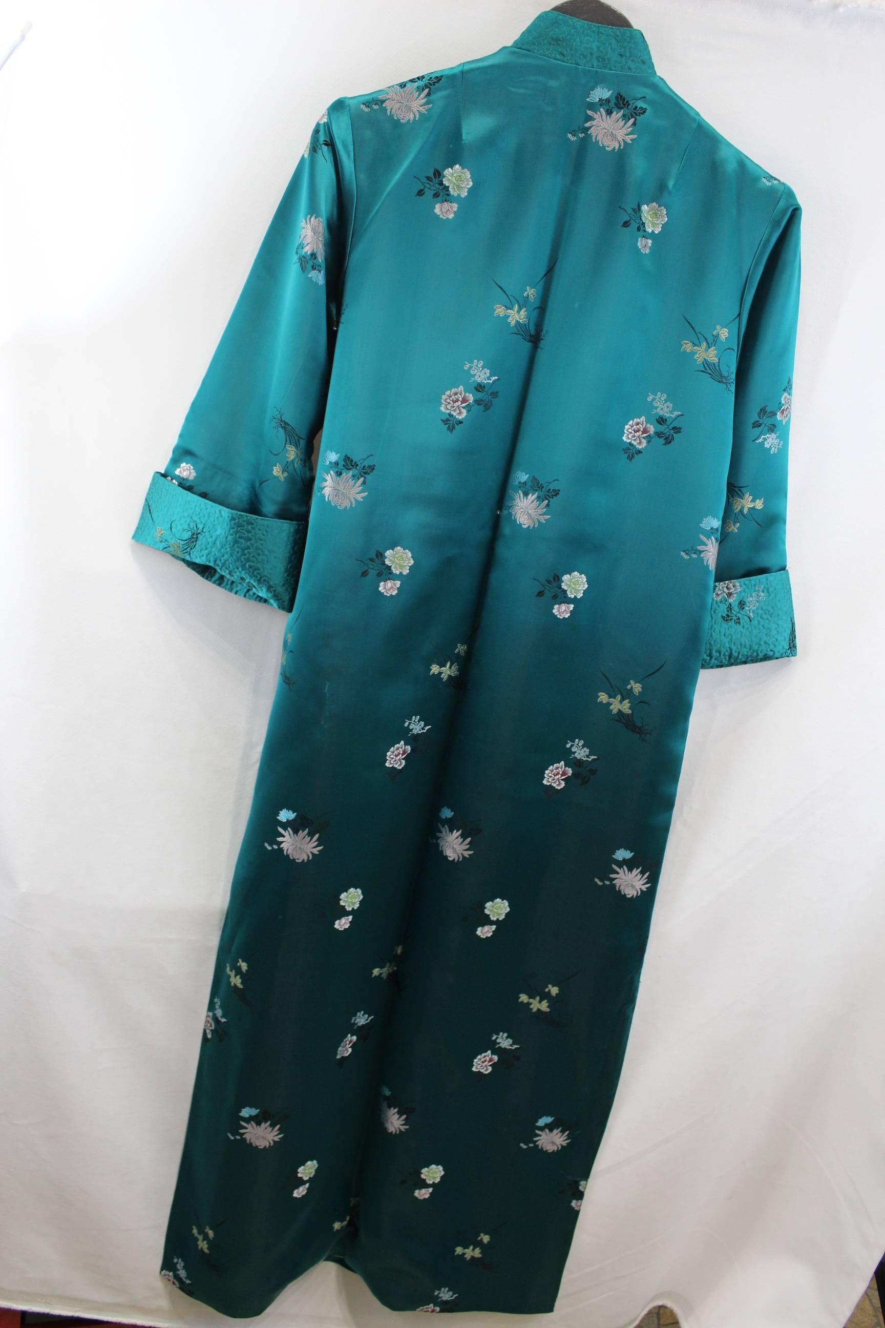 Really nice Vintage piece. Silk Kimono from 1964 (This was bought during a trip for the summer olympic games in Tokio)

Green Silk Kimono with floral designs. Really good external condition.

Some shades in the interior silk  lining due to a bad