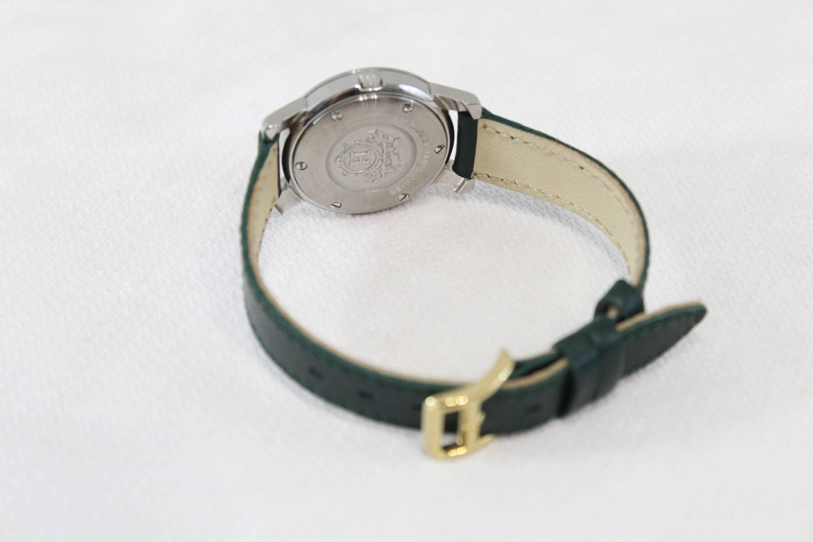 Really nice Vintage Hermes Carrick Quartz Watch.

Really good condition, some small signs of wear.

Band not from hermes, just generic leather band.

Buckle Hermes