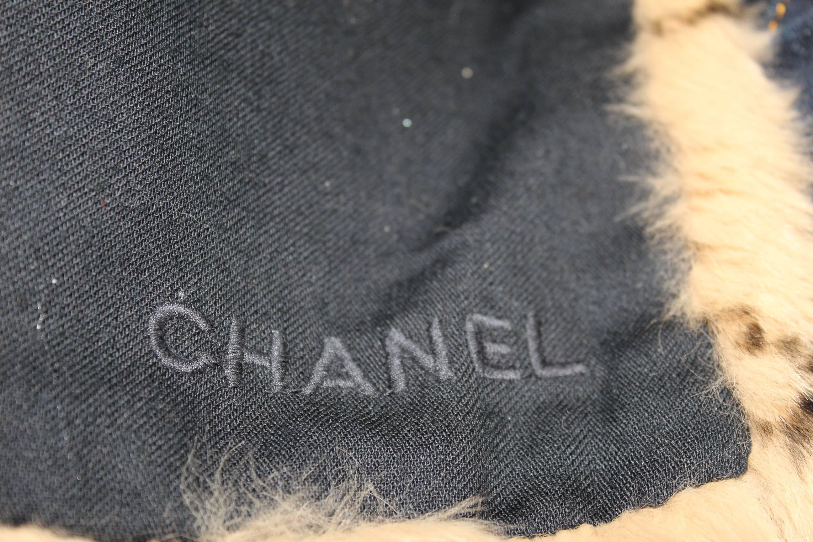 Gorgeous and really warm Orylag scarf from Chanel.
Excellent conditoon.
Lenght ariund 64 inches