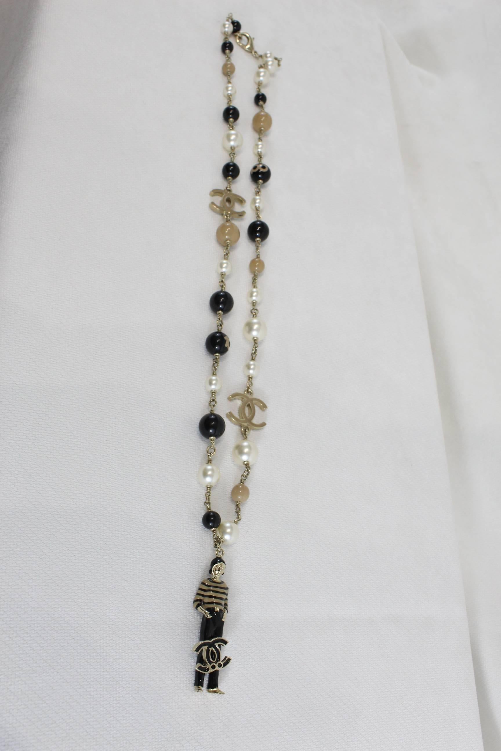 Really ncie and in excellent condition Chanel Fake pearls and double C charms.

No signs of wear.

lenght 27" (70 cm)