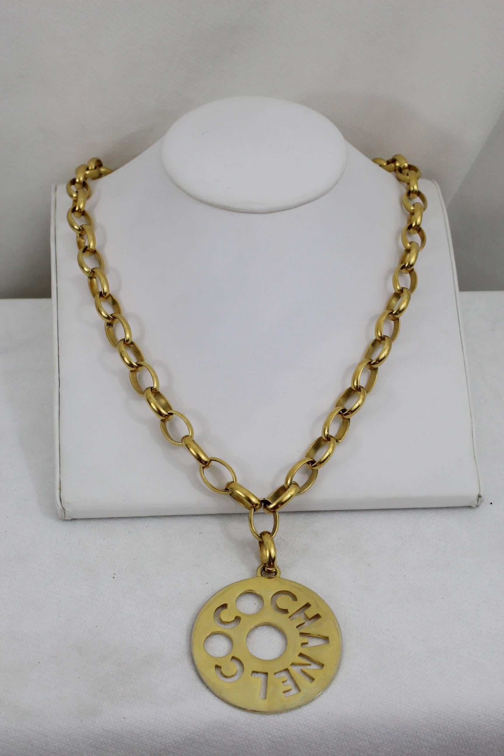 Really ncie and rare Coco Chanel Necklavce composed of a golden chain of 32 inche long and a Chanel pendant of 2,5 inches diameter ( aprox)

really nice, some signs of use in the pendant due to its age.

Signed in the clasp