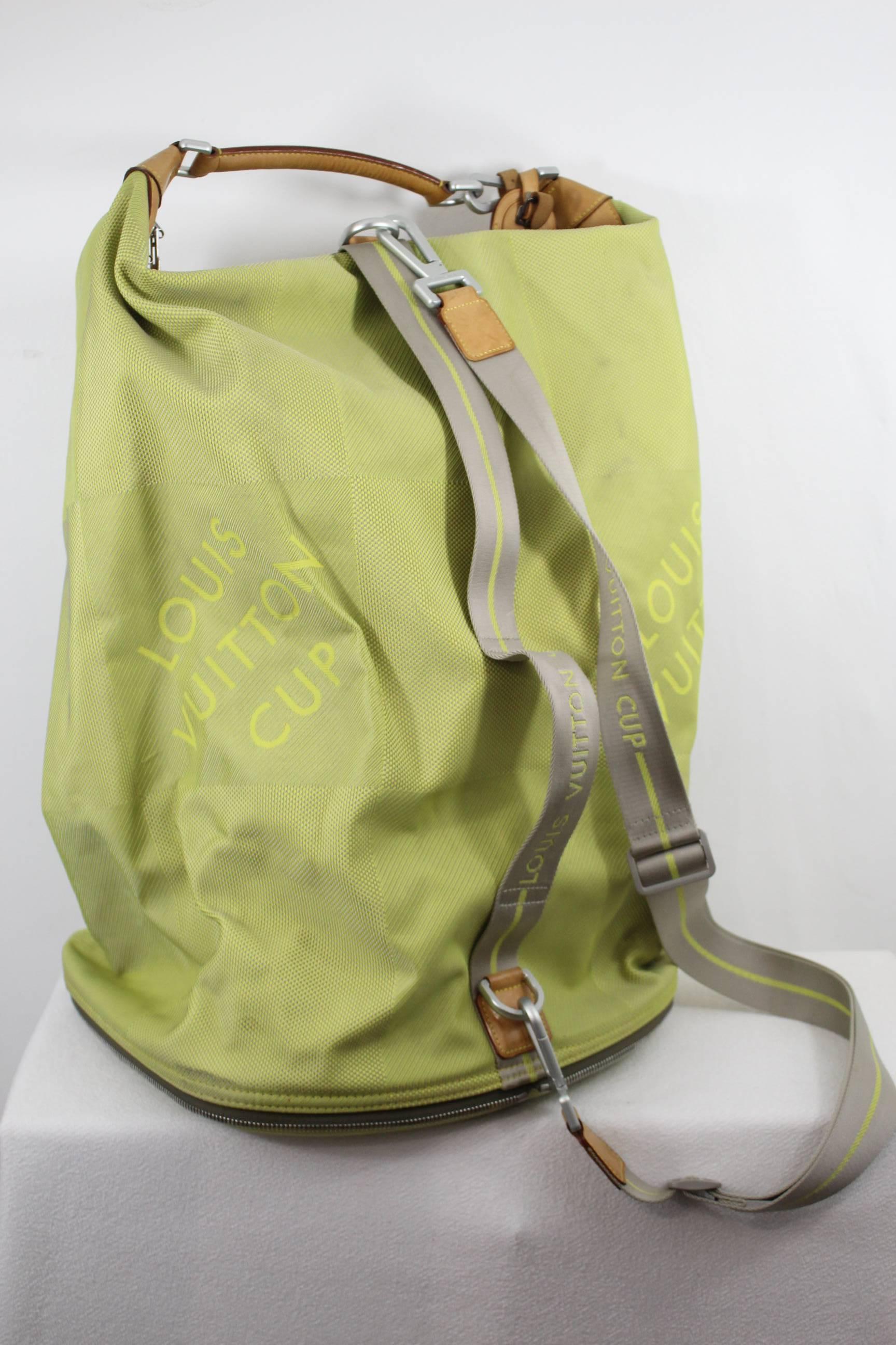 Awesome and super useful Louis Vuitton Travel bag in lime color. 

This bag has a detachable compartiment for the shoes with the wheels, that can de detached and we can use the upper part as a shoulder travel bags.

Sold with adjustable