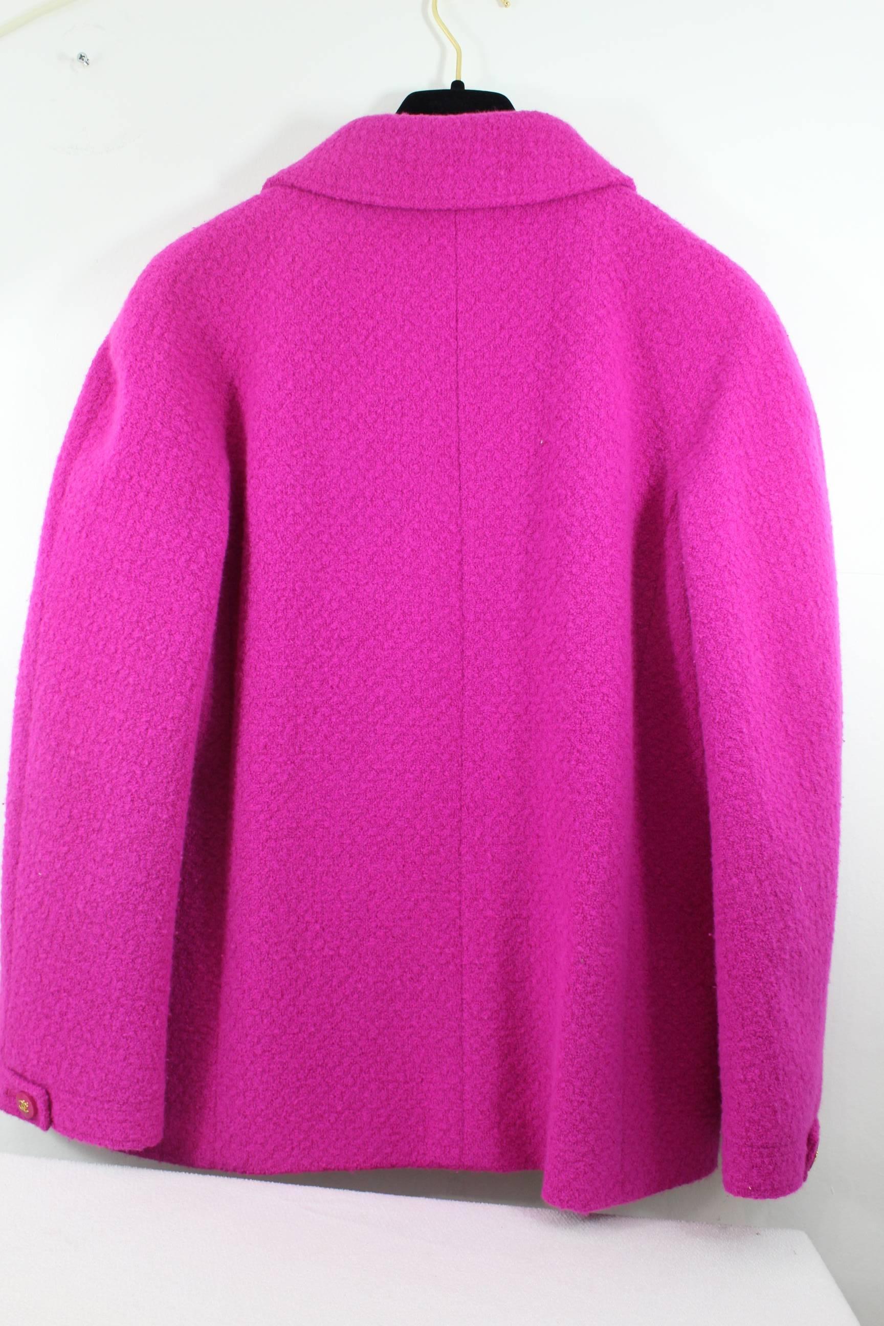 Lovely Chanel jacket in pink wool.

Really good condition

Size french 40

Lining with double C from Chanel.

